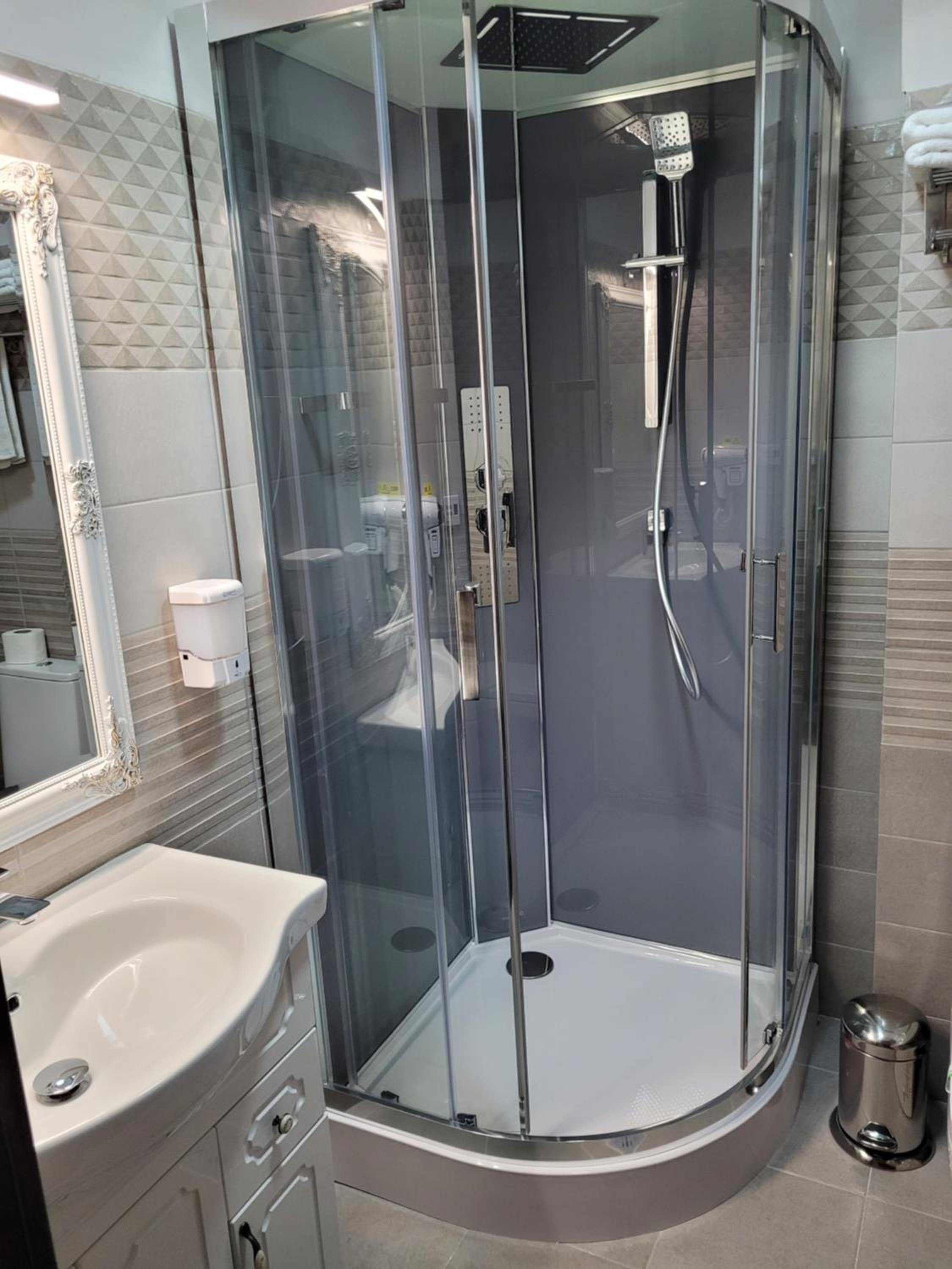 Deluxe Double Room with Balcony - Photo 15