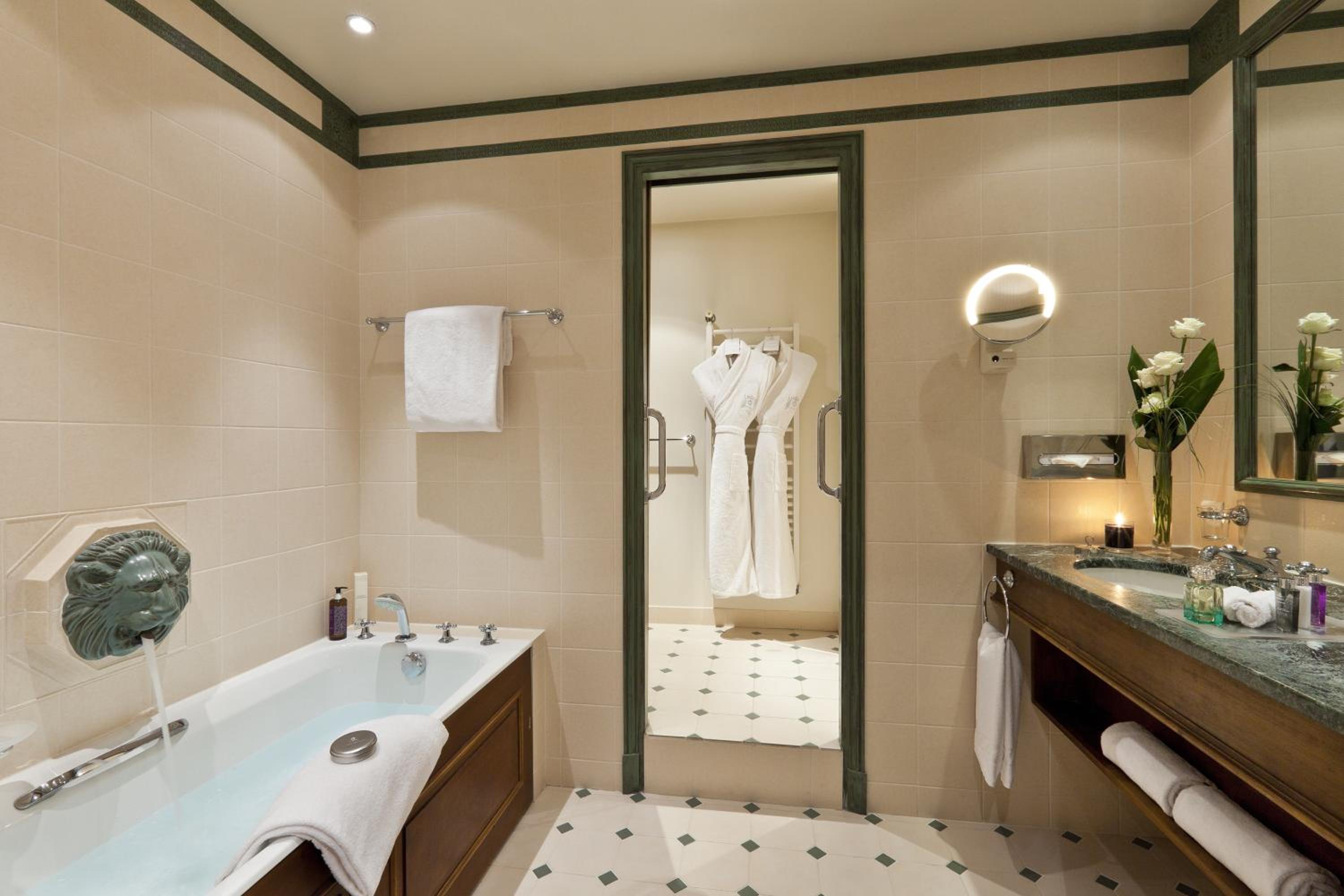 Deluxe Suite with Sea View - Photo 2