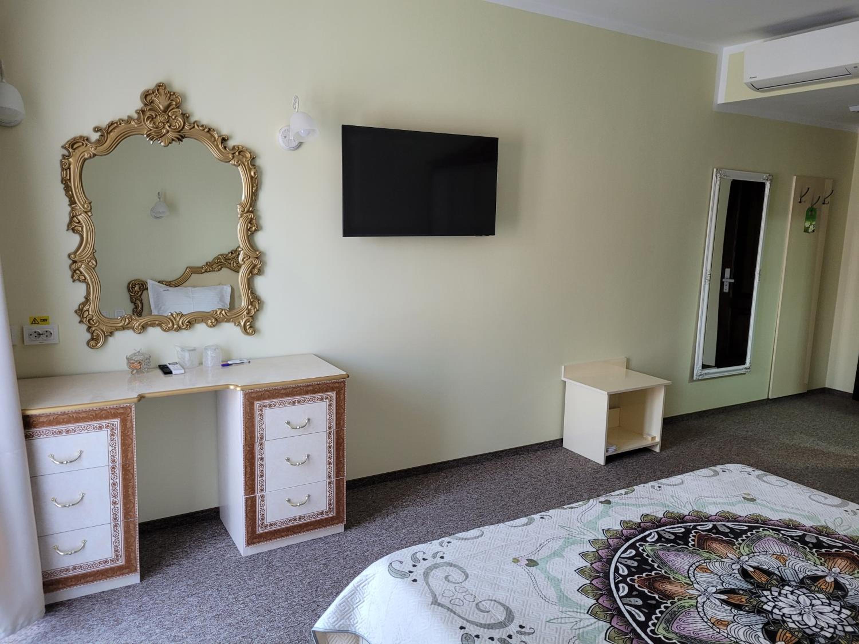 Deluxe Double Room with Balcony - Photo 5