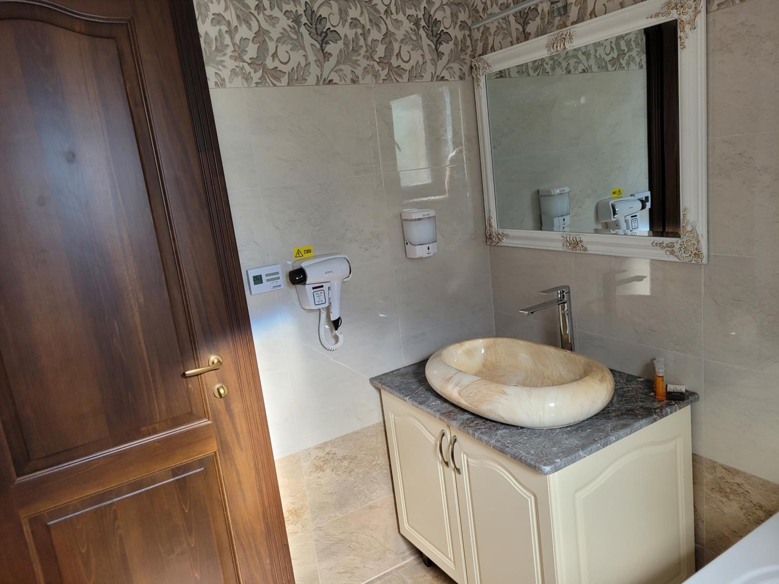 King Room with Spa Bath - Photo 4