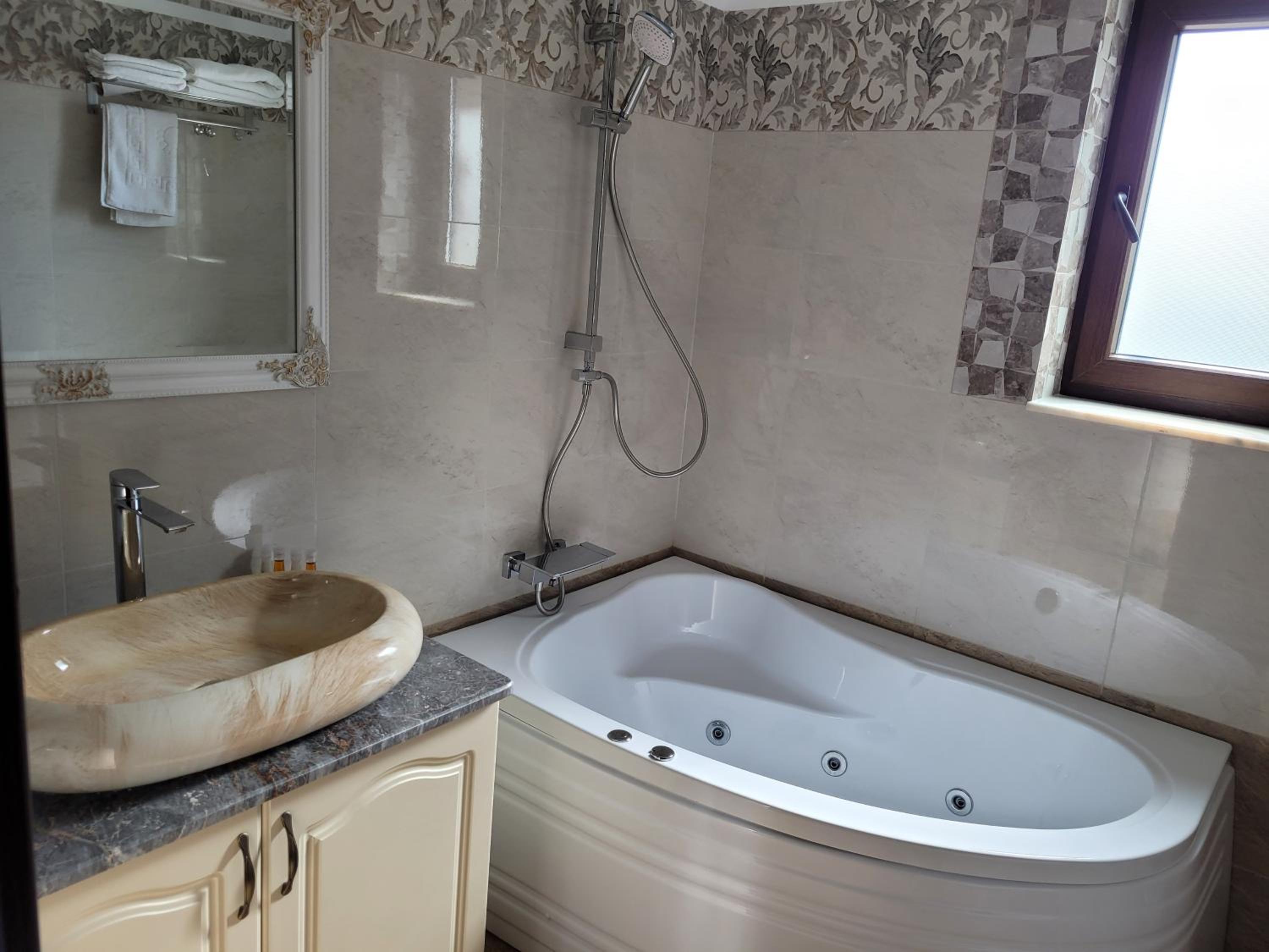 King Room with Spa Bath - Photo 5