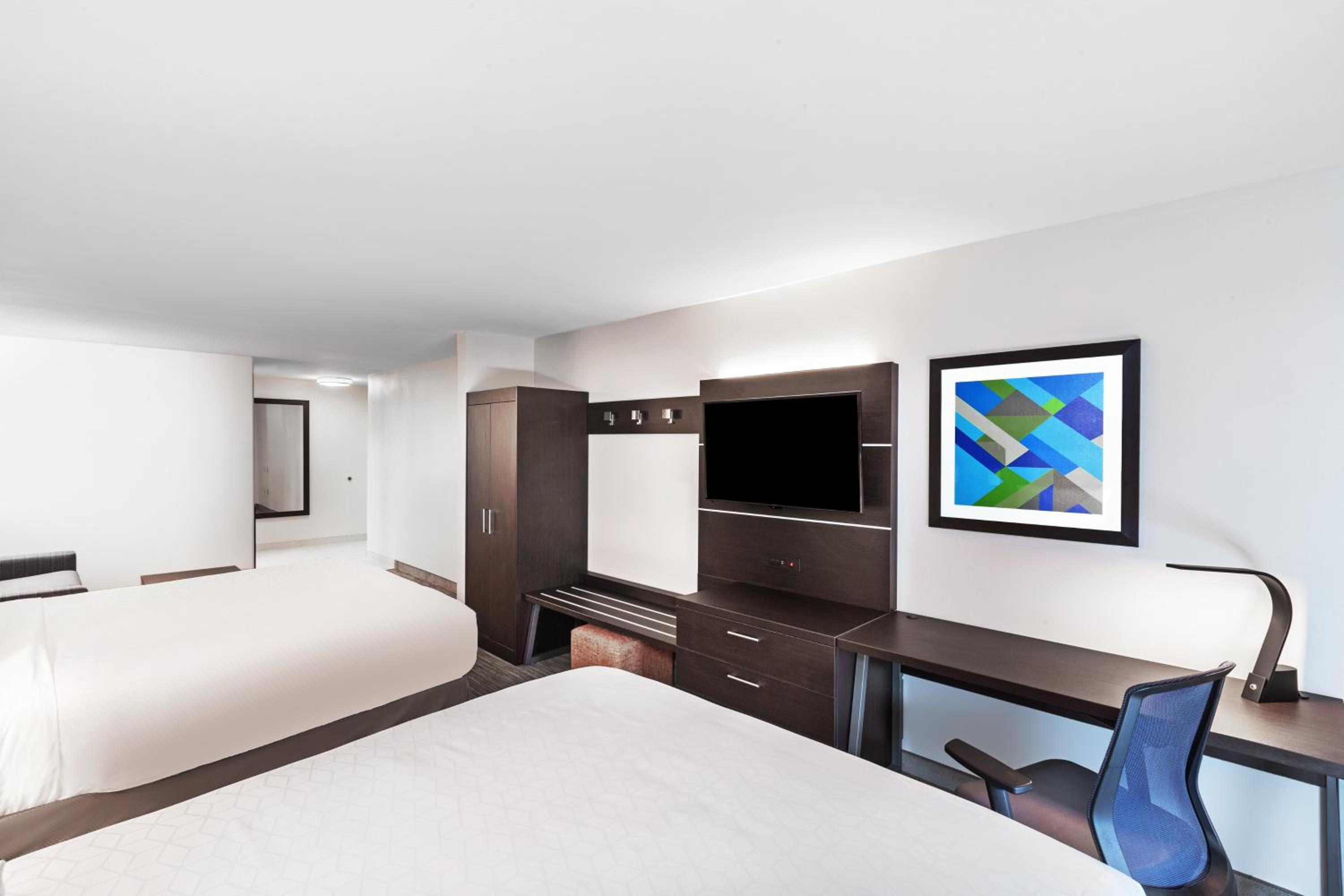 Queen Suite with Two Queen Beds - Photo 3