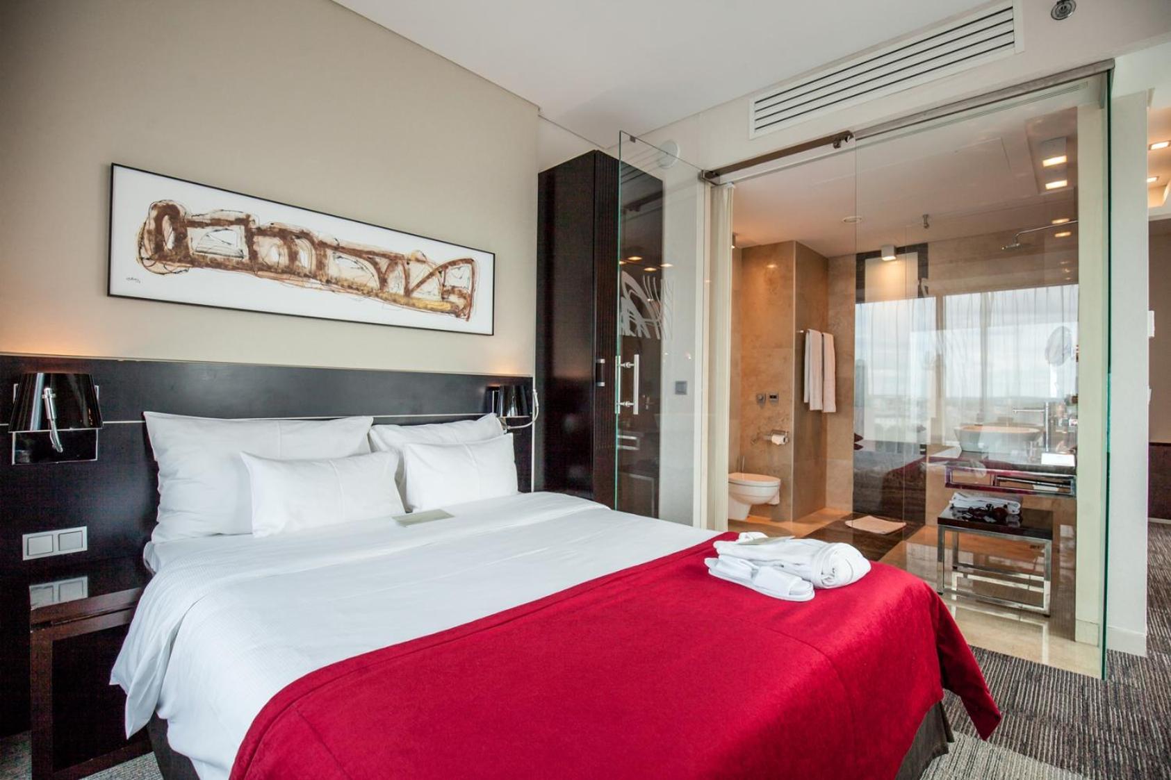 Suite - Photo 1