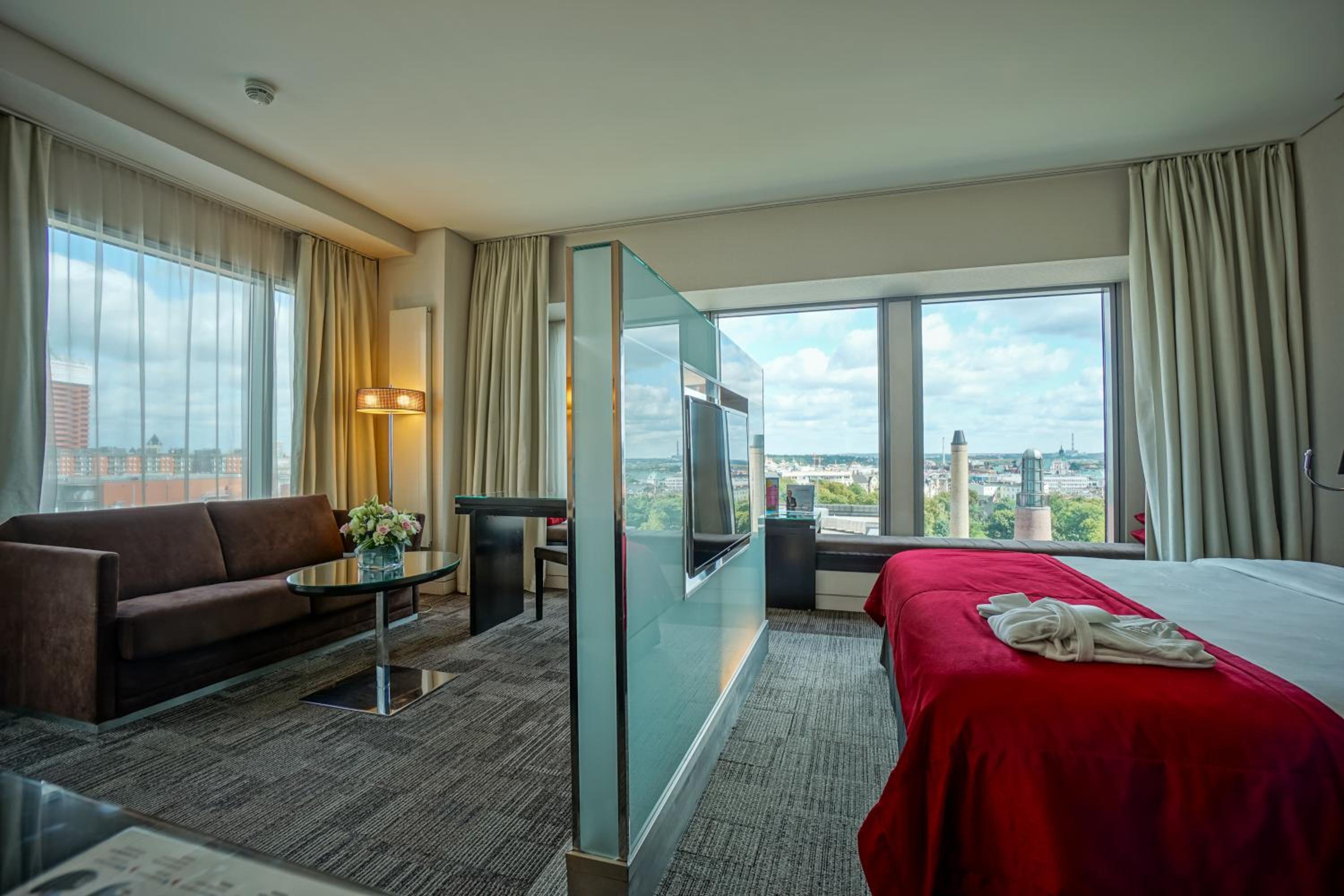 Executive Suite - Photo 8