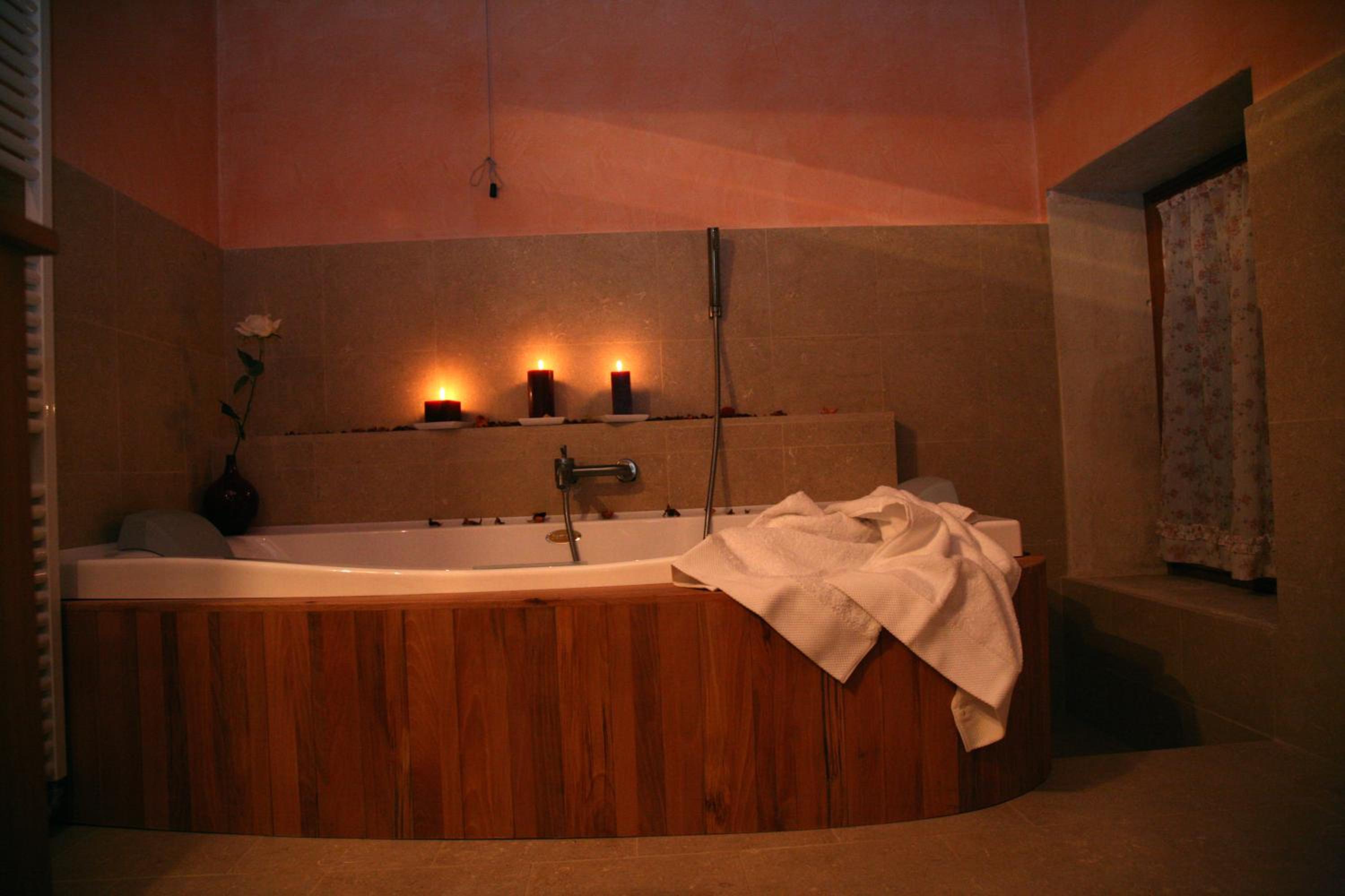 Junior Suite with Spa Bath - Photo 4