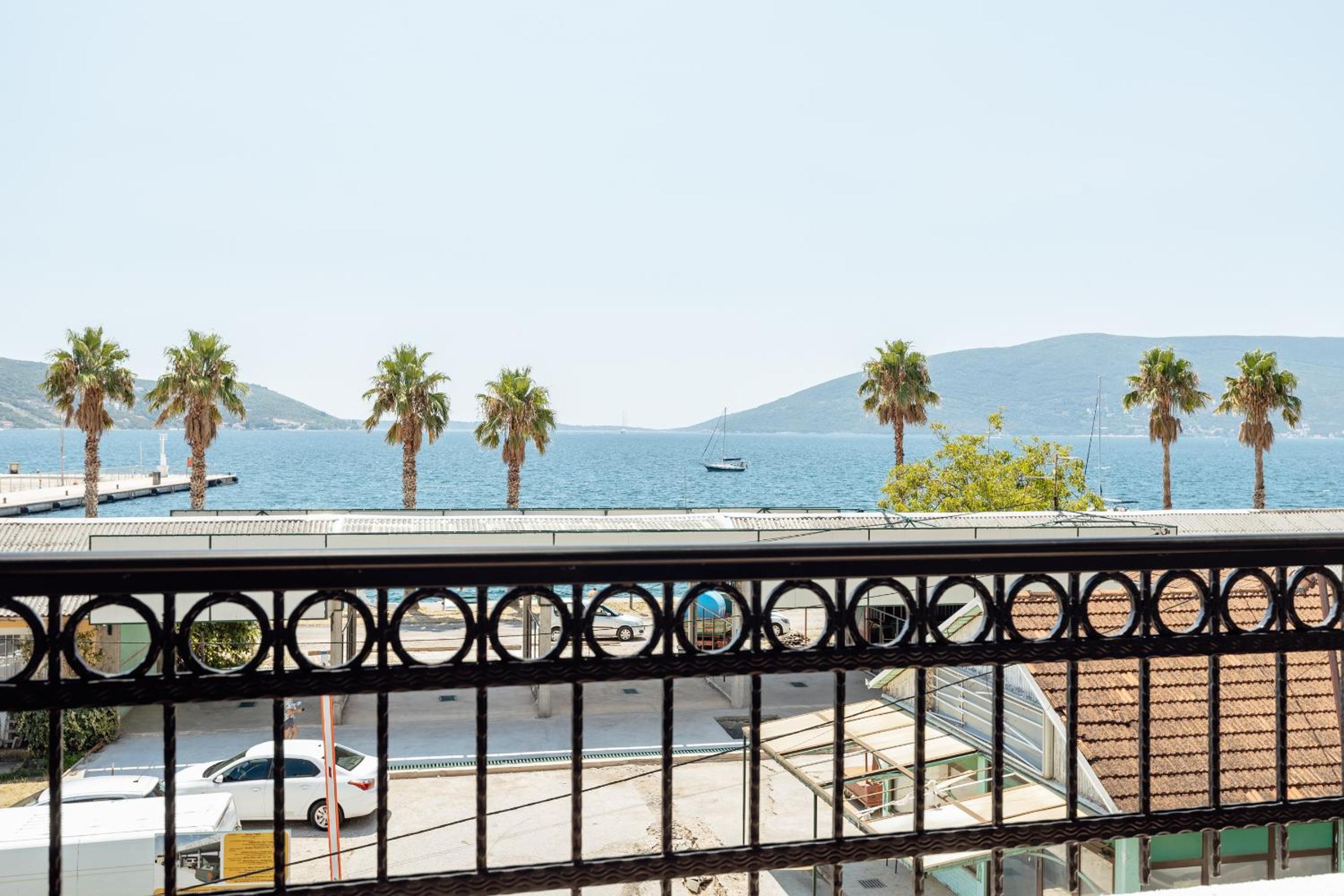 Deluxe Double Room with Balcony and Sea View photo 3