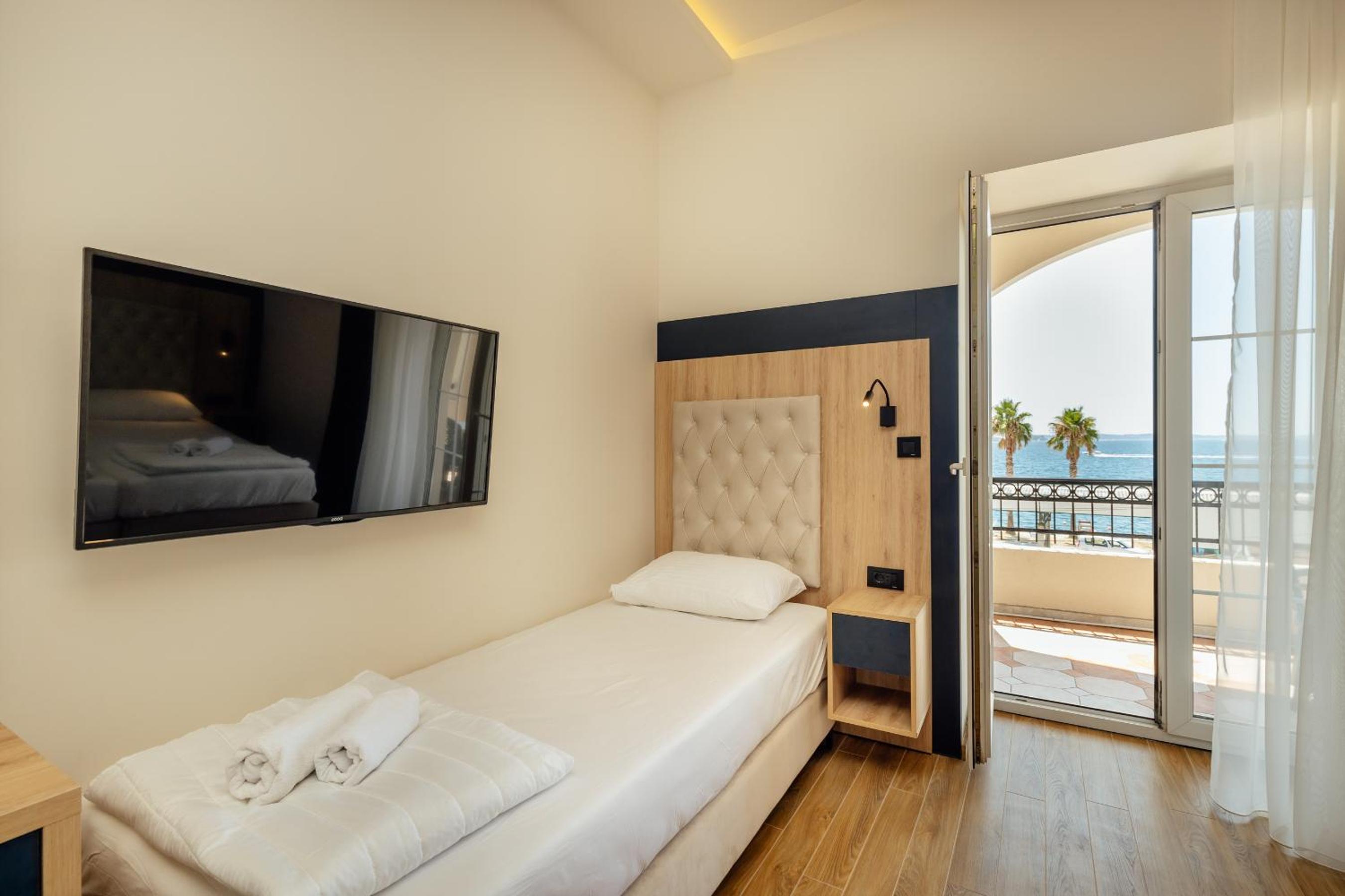 Deluxe Triple Room with Sea View photo 2
