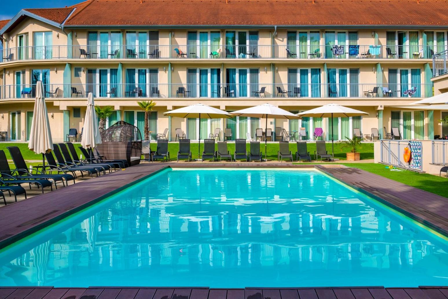 Double Room with Pool View - Photo 9