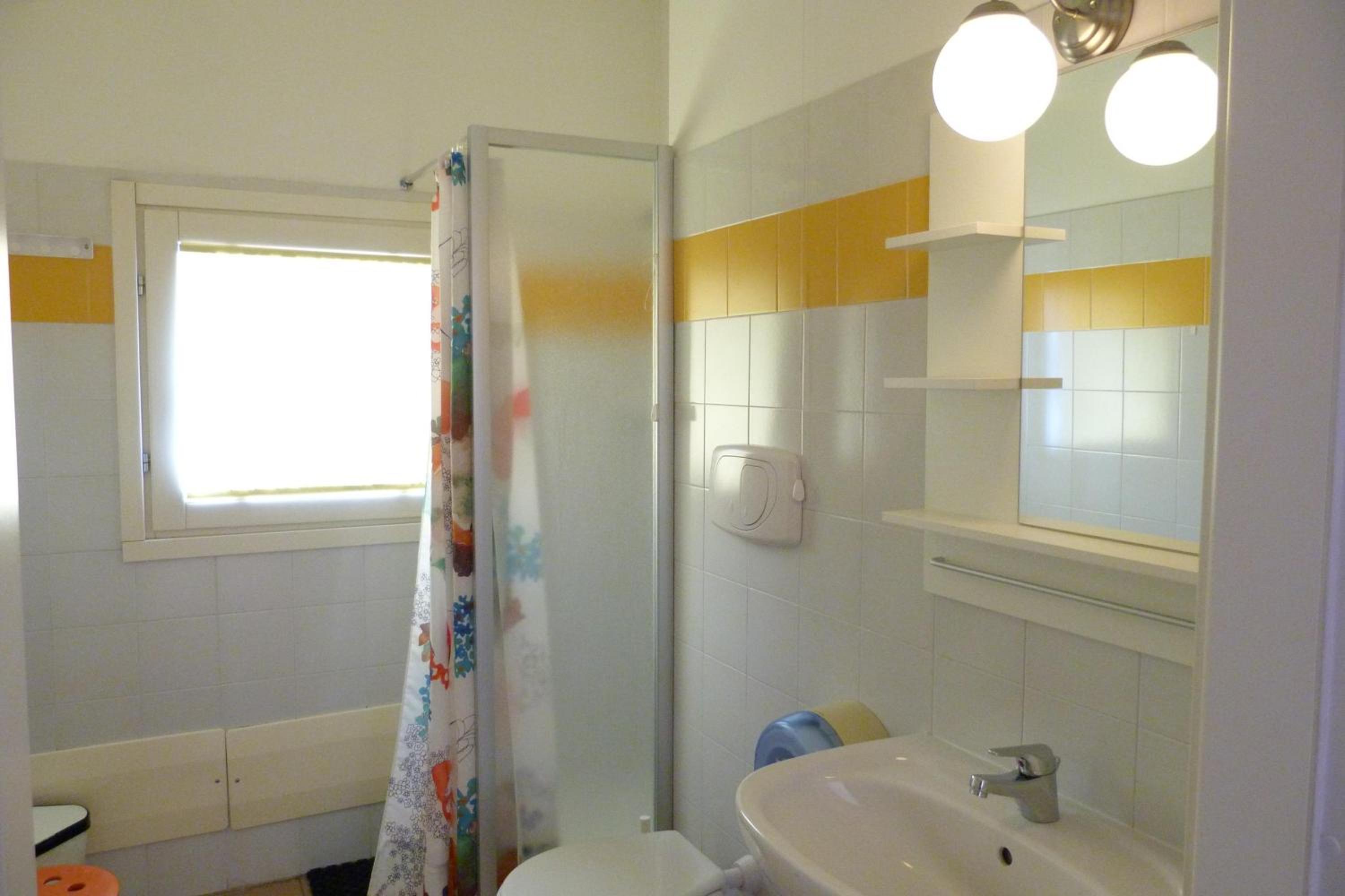 Quadruple Room with Private Bathroom - Photo 2