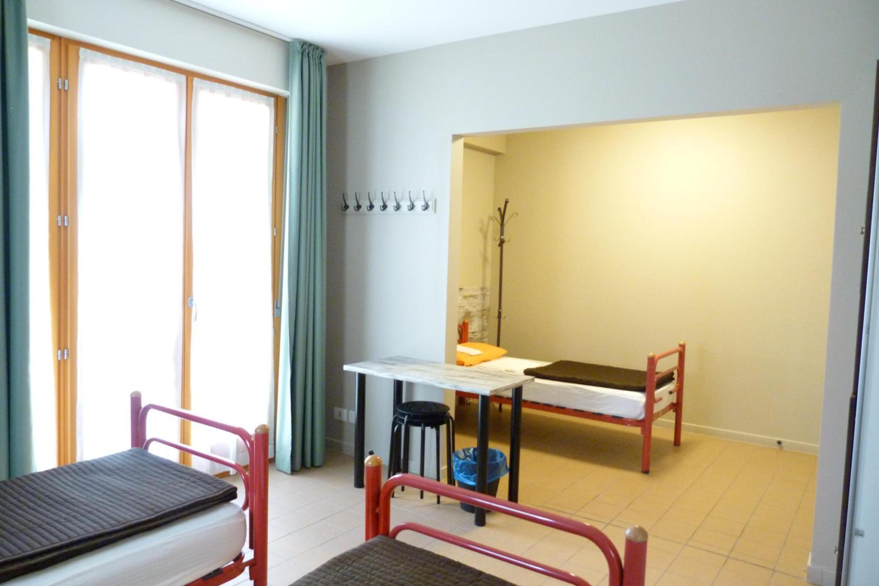 Triple Room with Private Bathroom - Photo 3