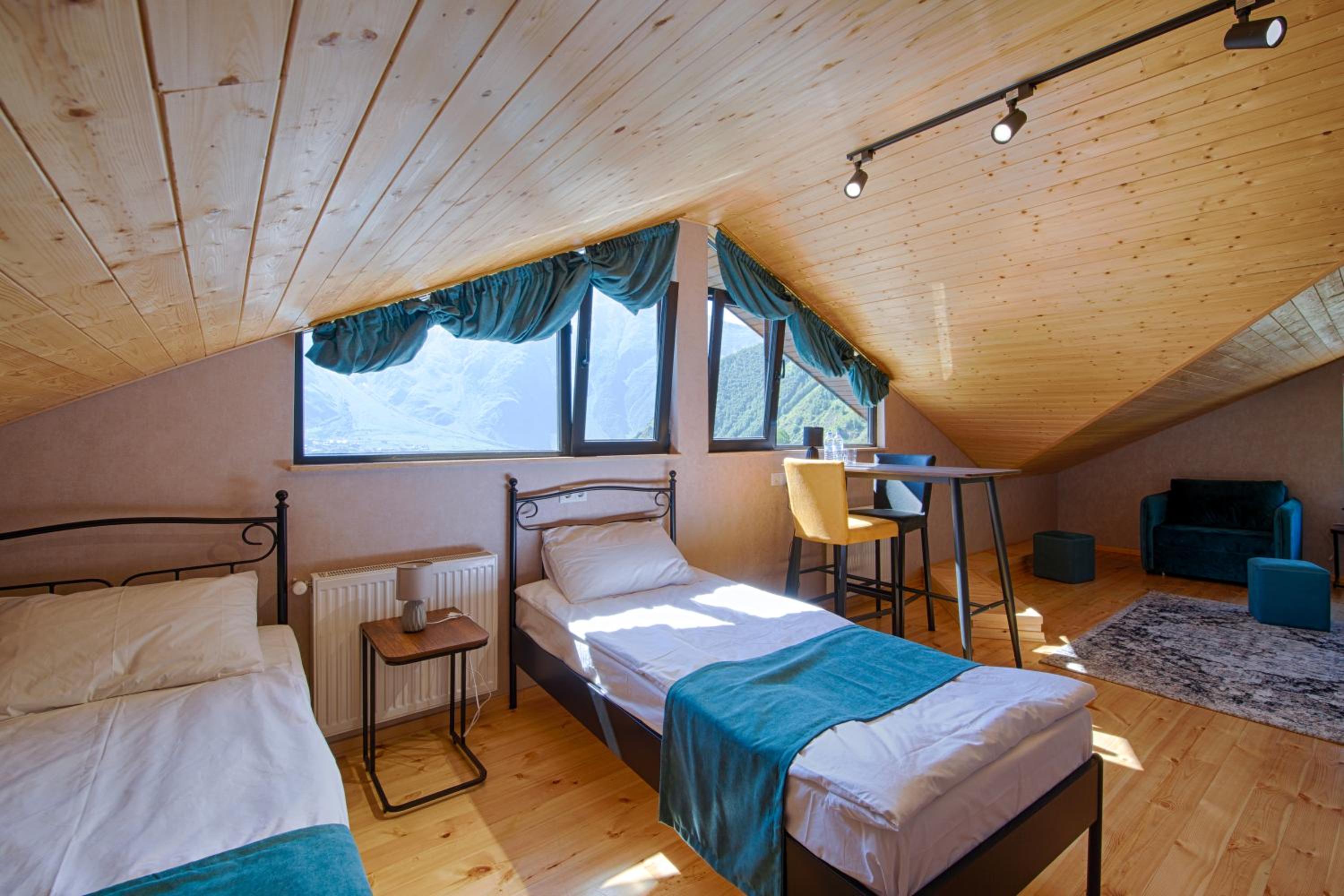 Standard Twin Room with Mountain View photo 2