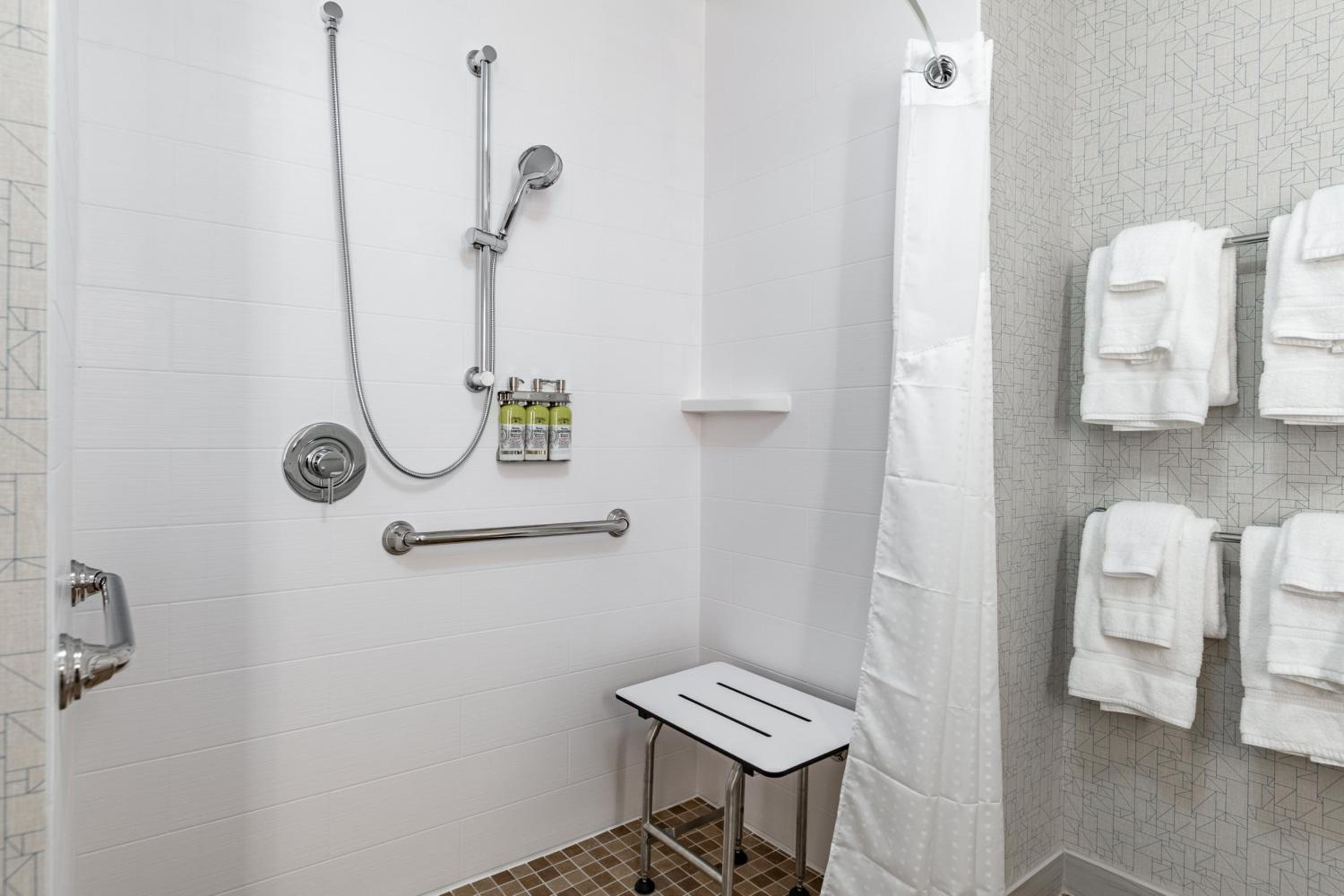 Standard King Room with Roll-In Shower - Communications Access - Photo 3