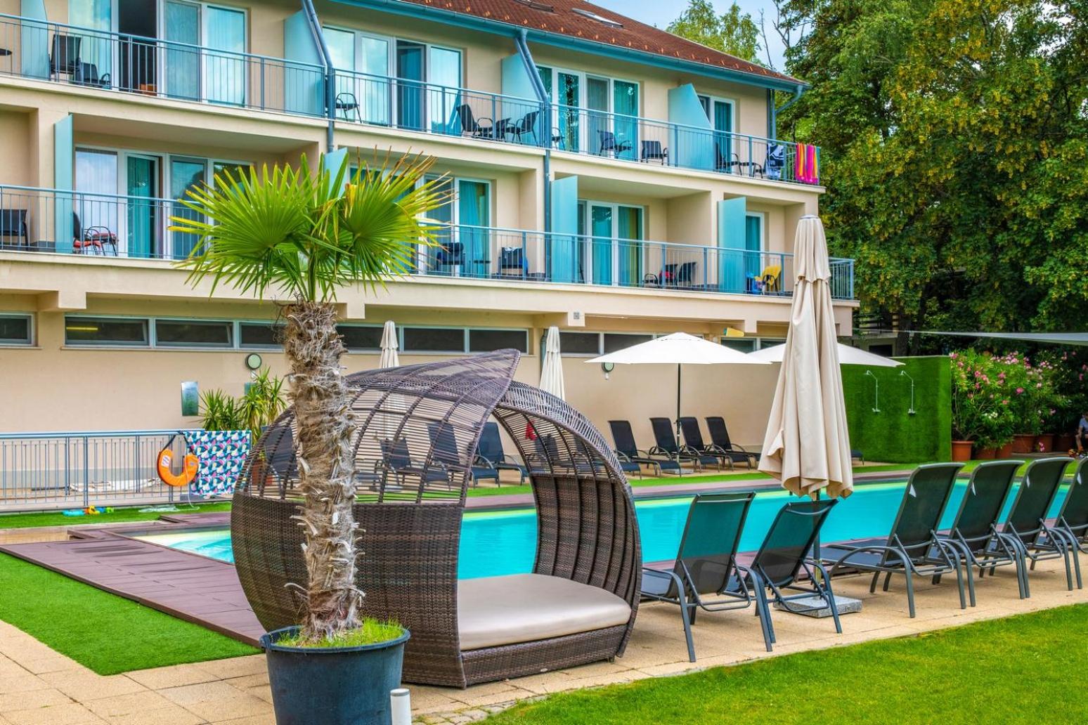 Double Room with Pool View - Photo 8
