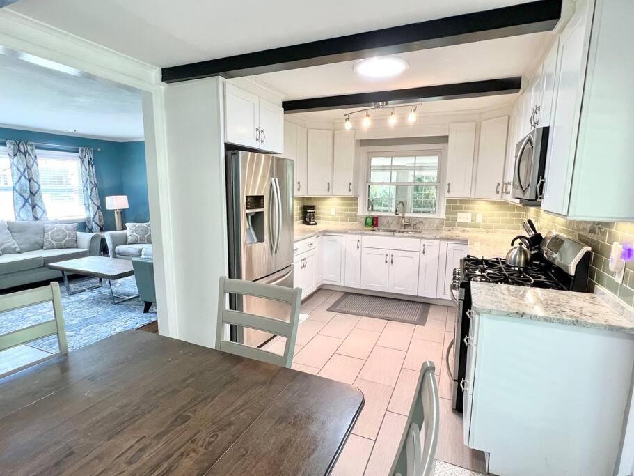 Three-Bedroom House - Photo 5