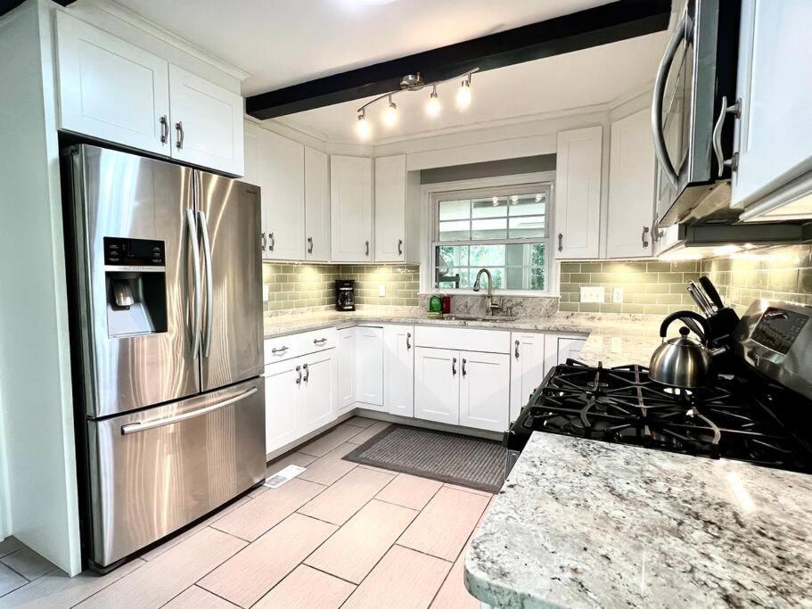 Three-Bedroom House - Photo 2
