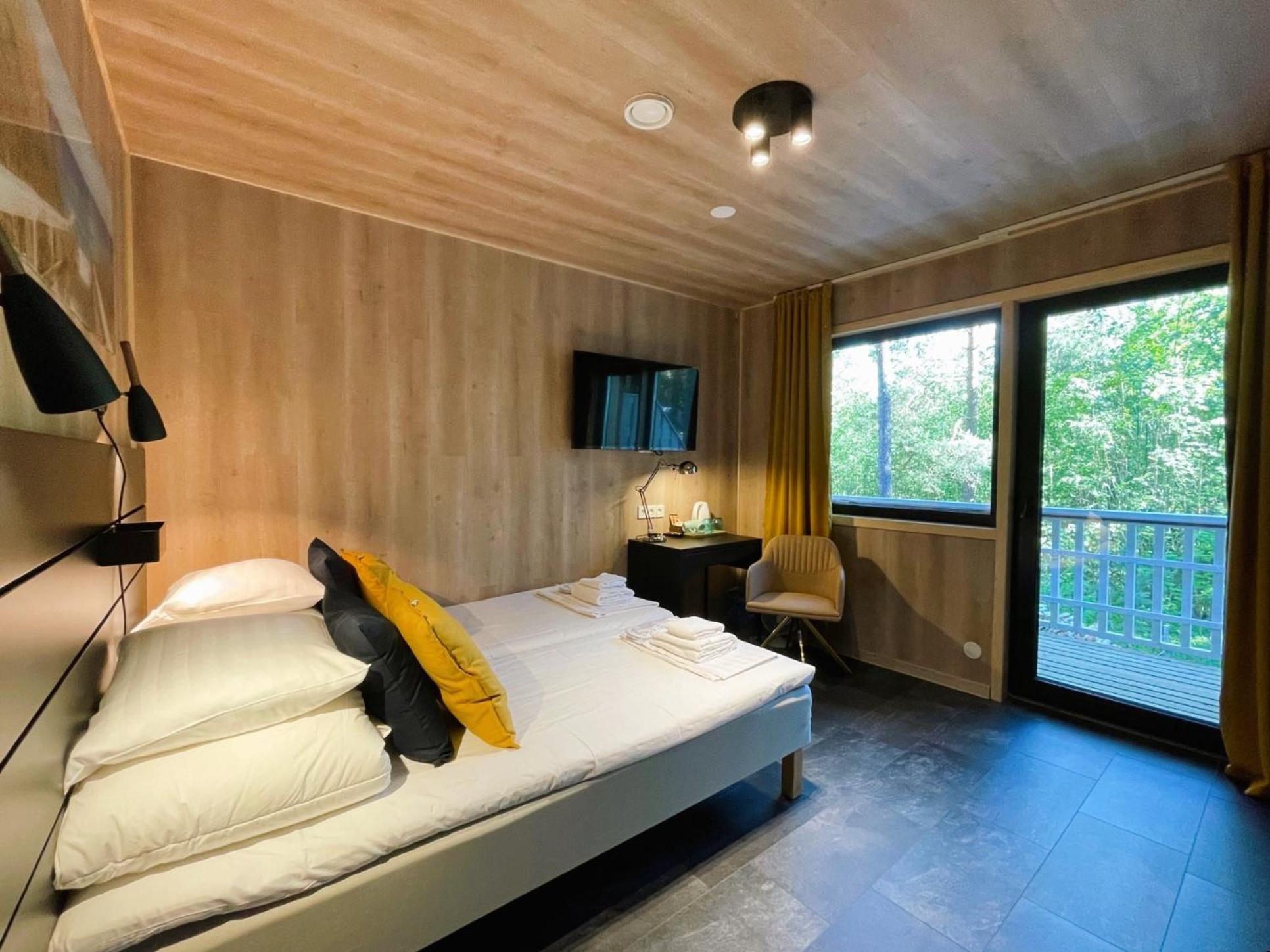 Side Sea View Room With Balcony And Shared Bathroom photo 2