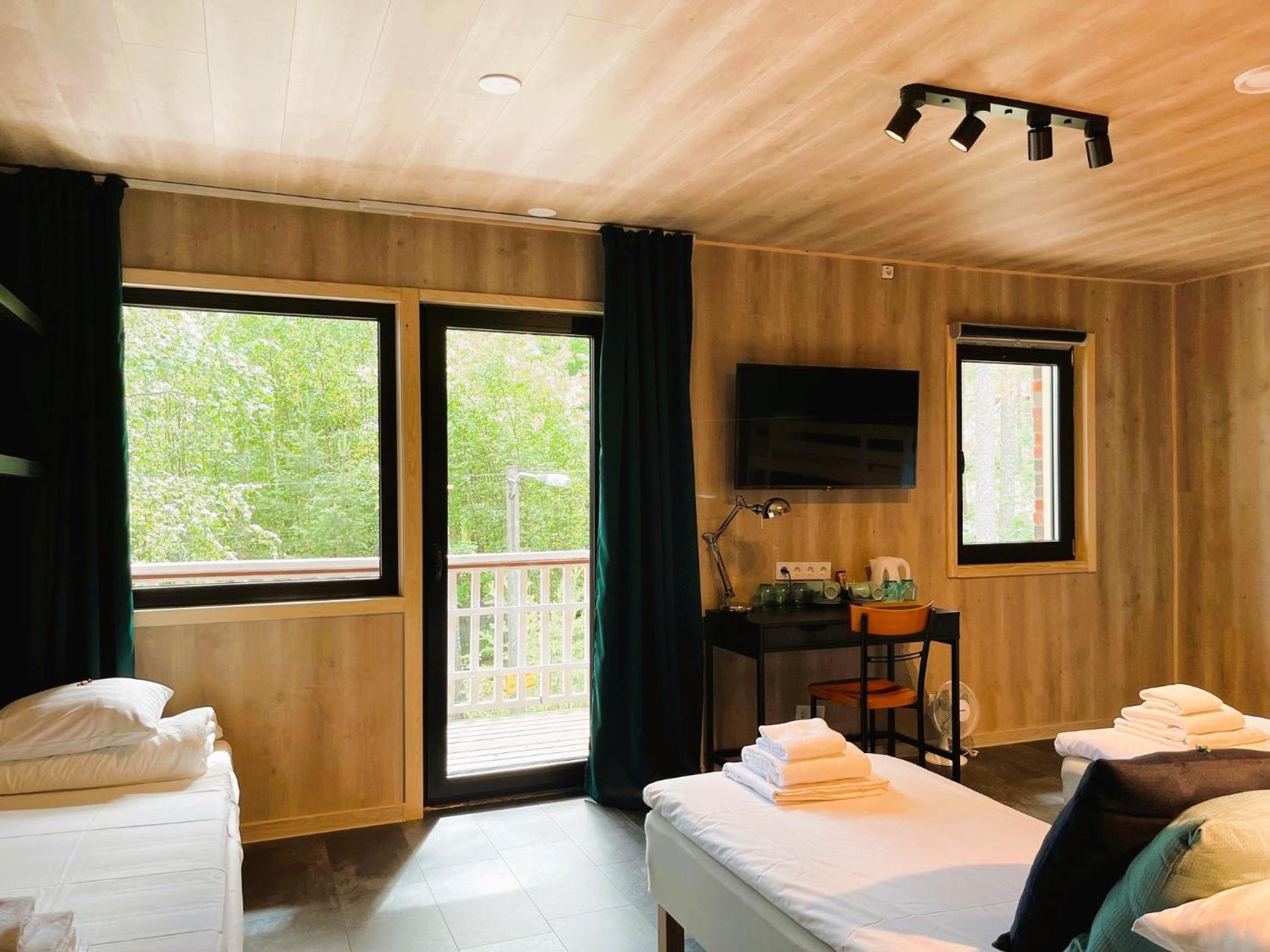 Side Sea View Family Room with Balcony and Shared Bathroom photo 2