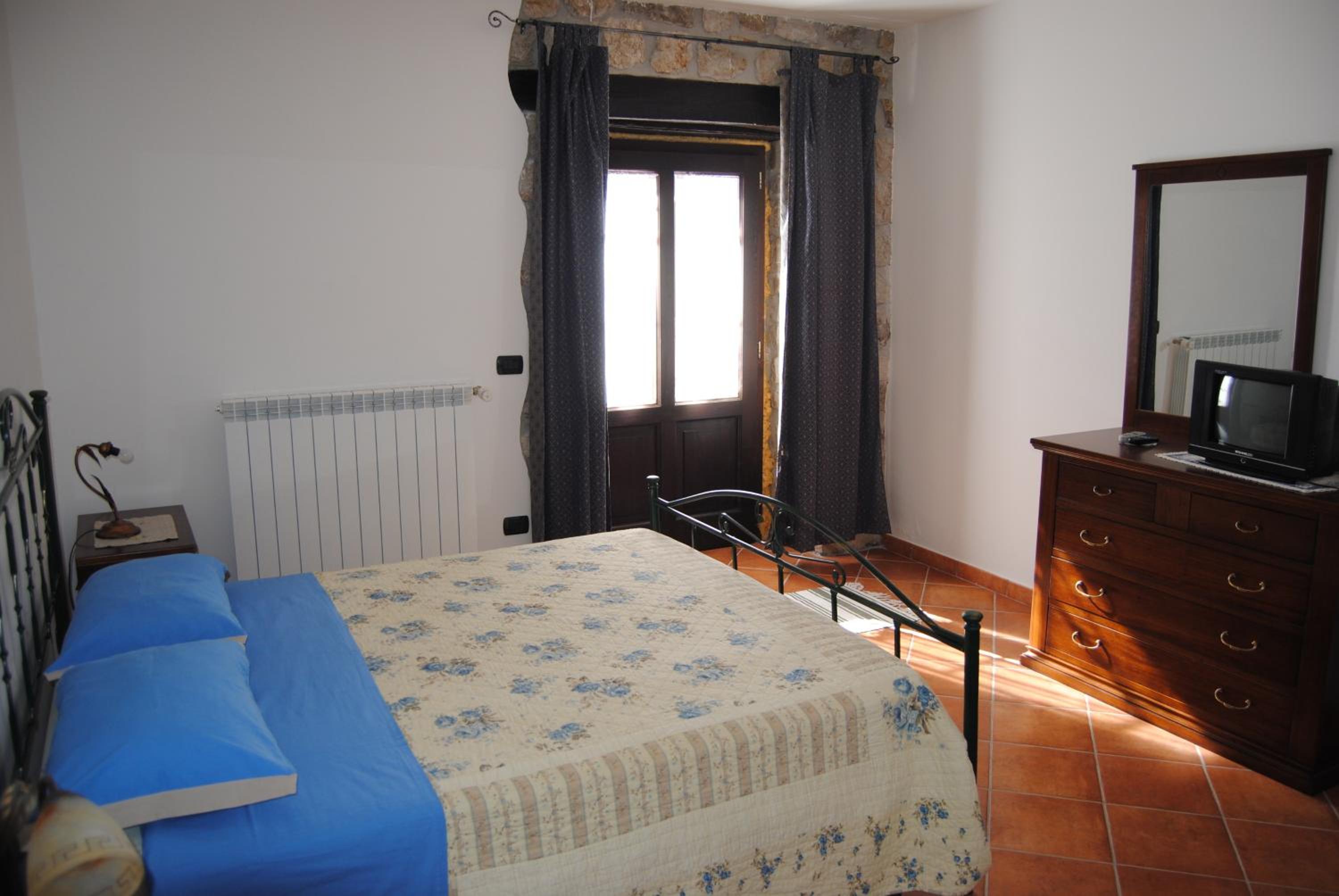 Double Room with Balcony (2 Adults + 1 Child) photo 1