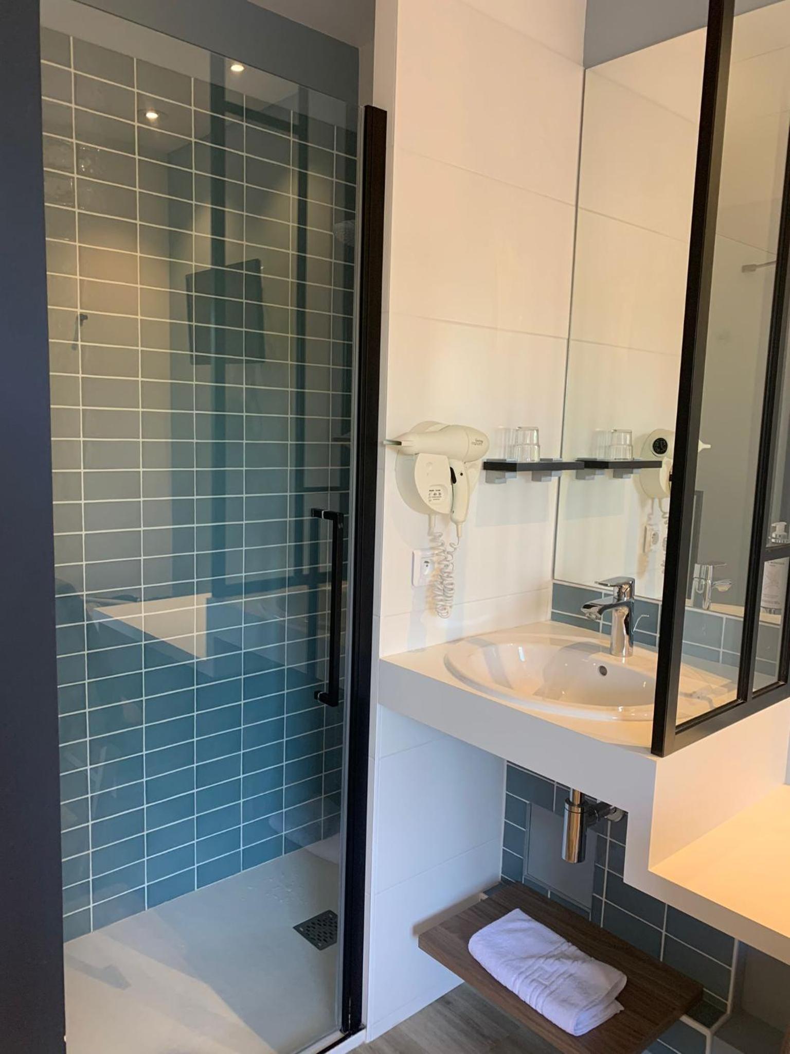 Standard Double Room with air-con photo 3