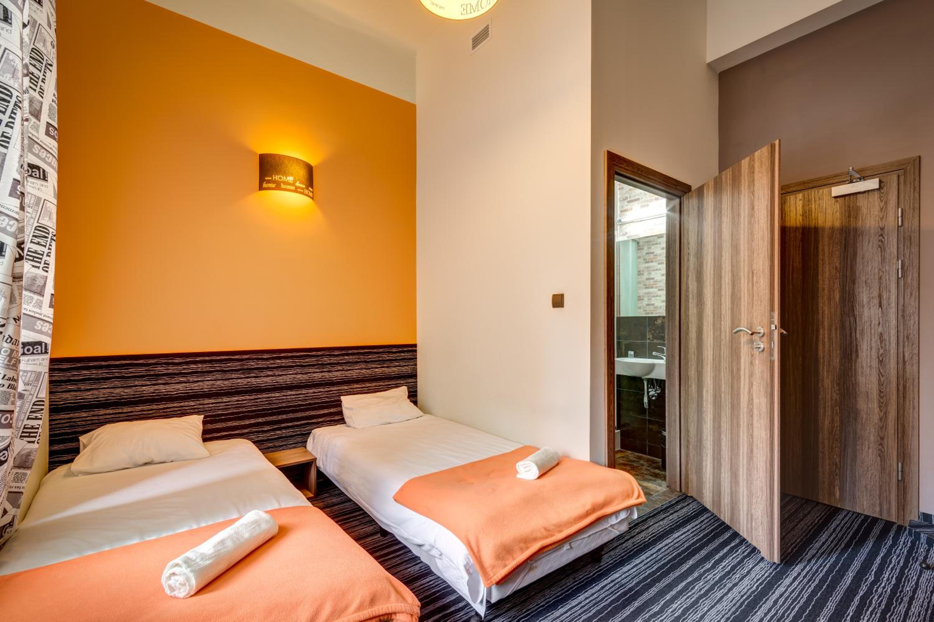 Twin Room with Private Bathroom - Photo 3