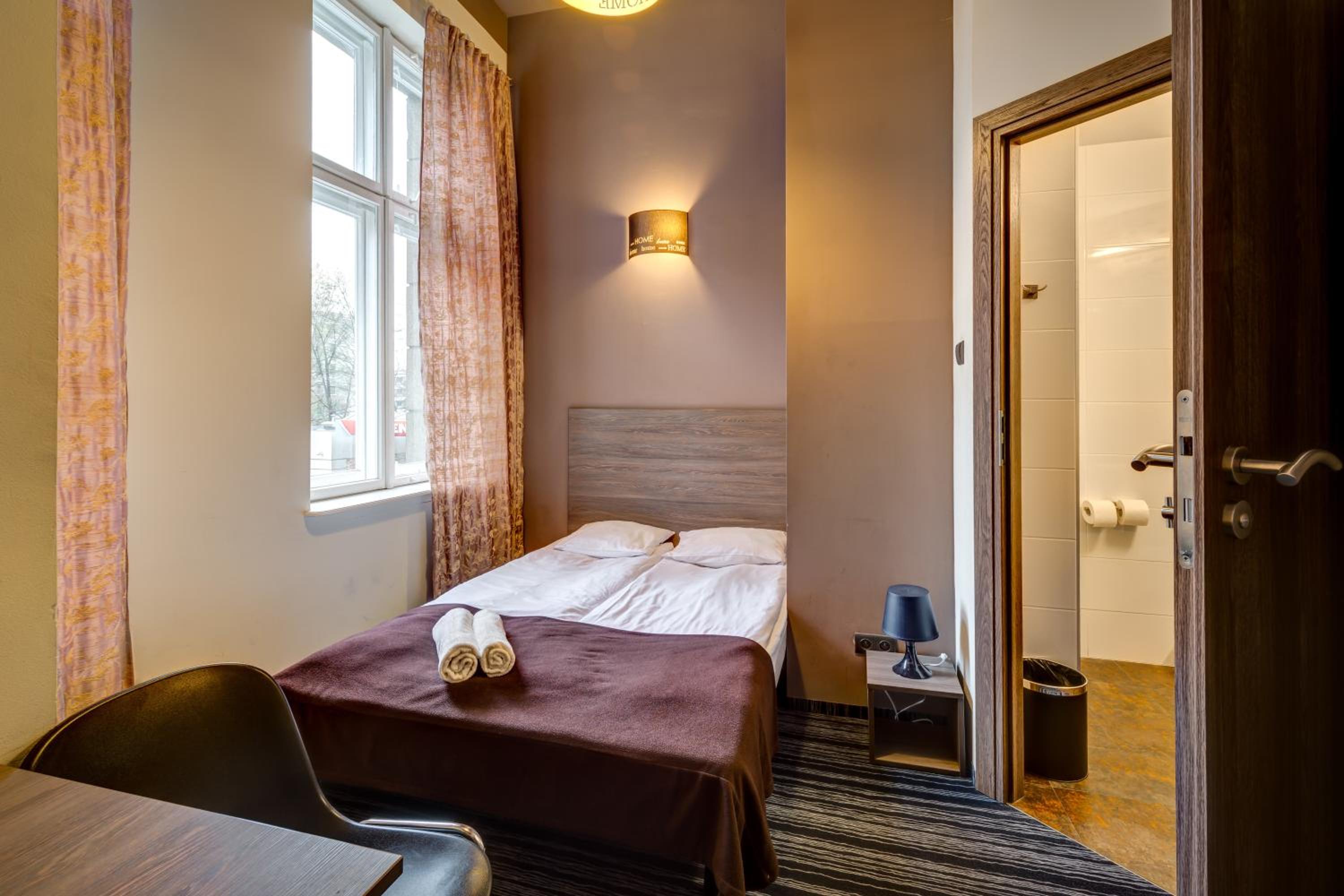 Double Room with Private Bathroom - Photo 8