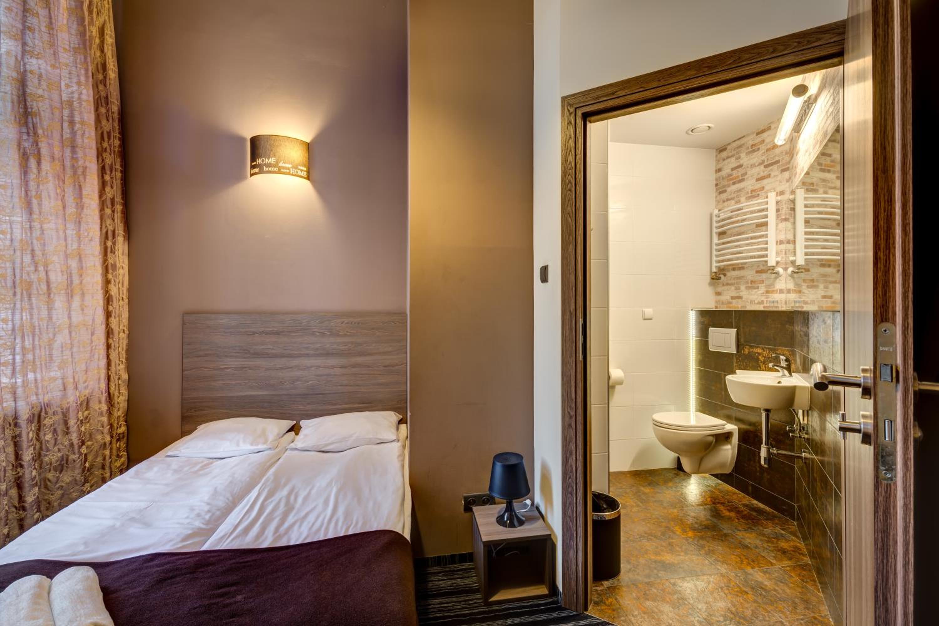 Double Room with Private Bathroom - Photo 5