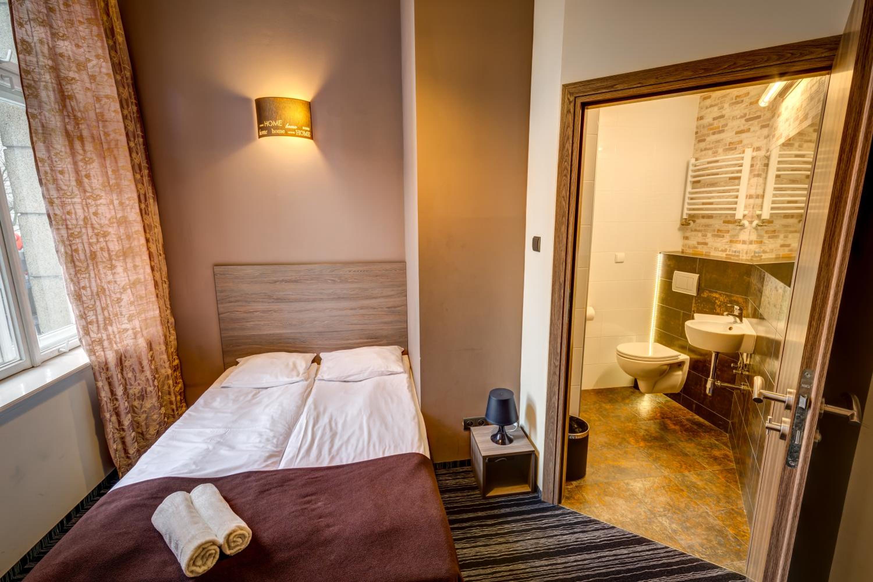 Double Room with Private Bathroom - Photo 3