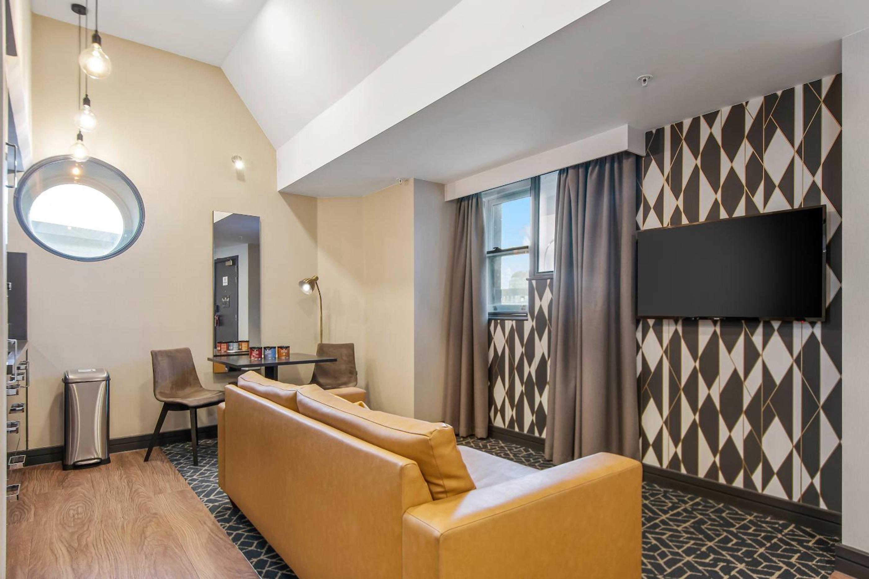 Guinea Suite photo 2