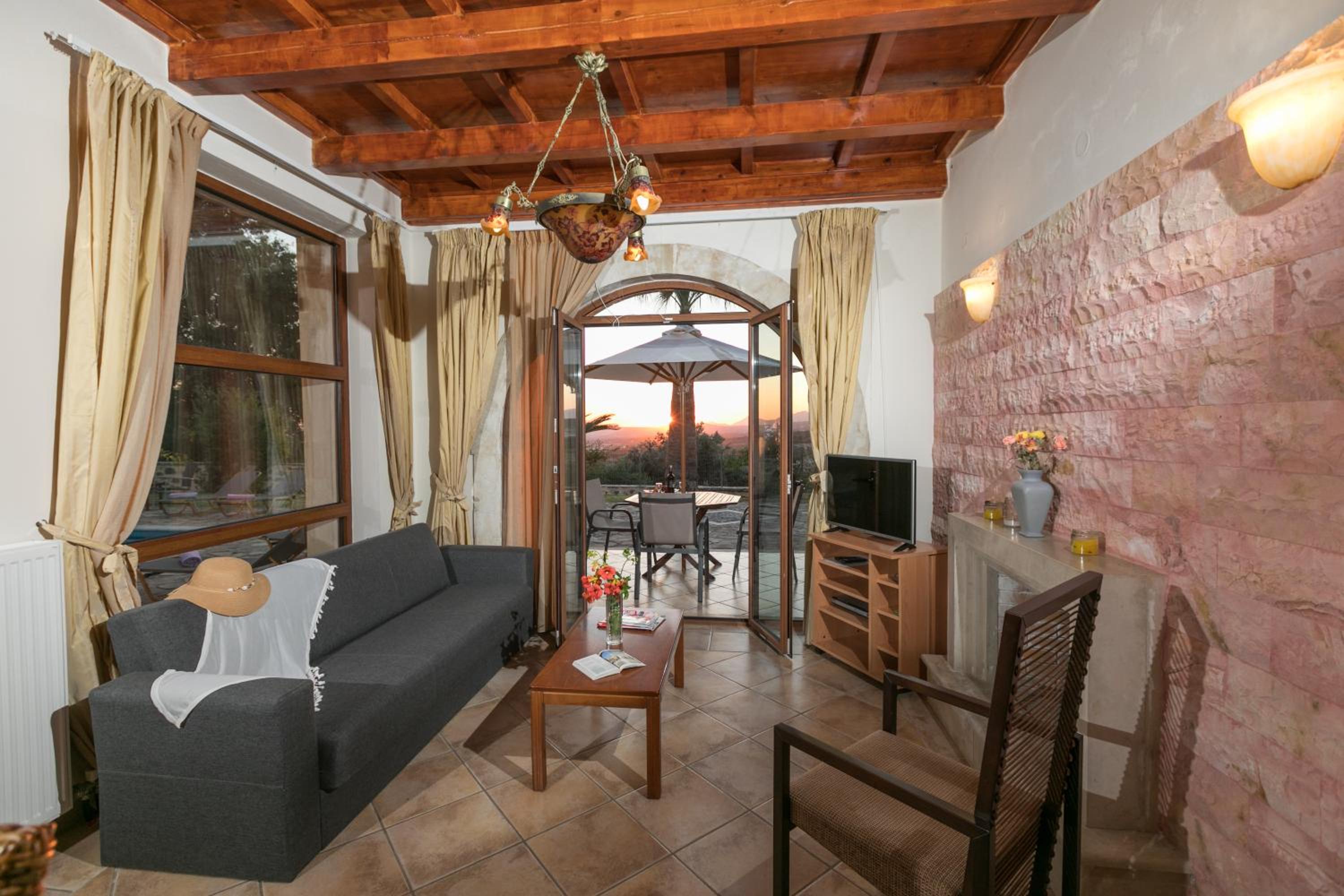 Three-Bedroom Villa with Private Pool -Villa Teacher's Cottage (2-6 adults) photo 3