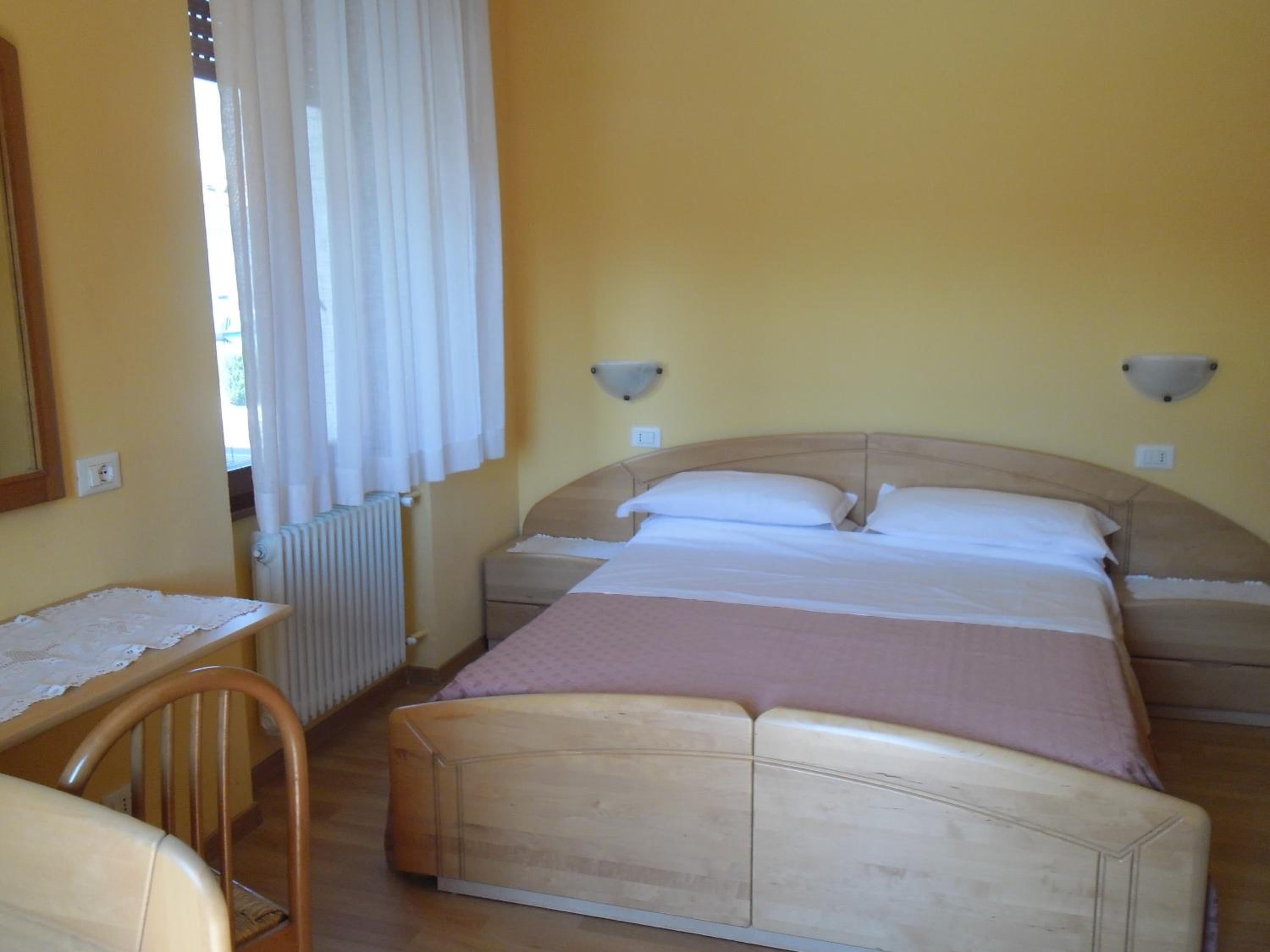 Large Double Room - Photo 1