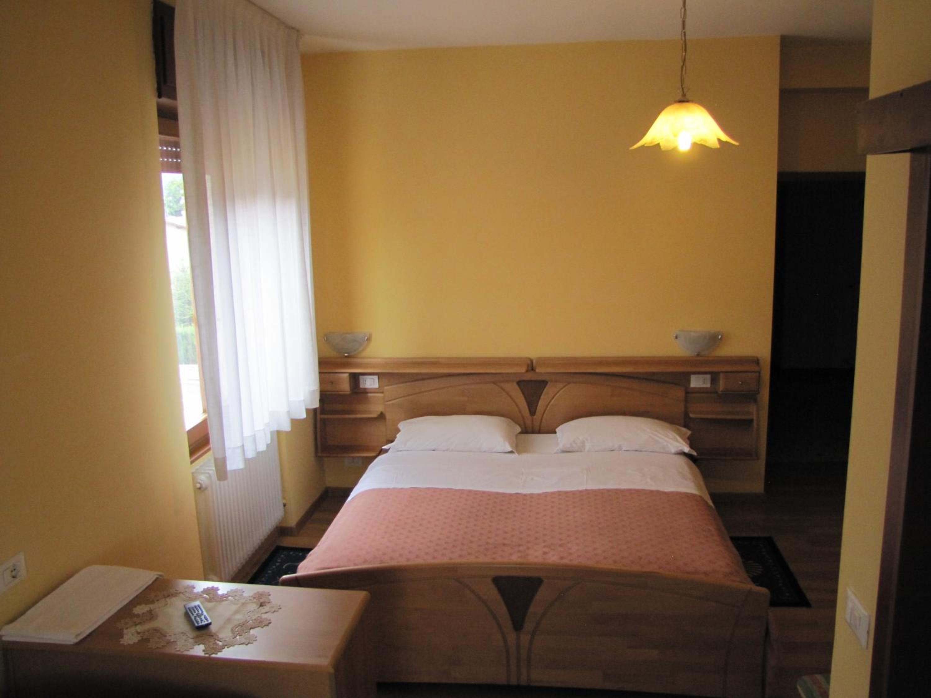 Large Double Room - Photo 5
