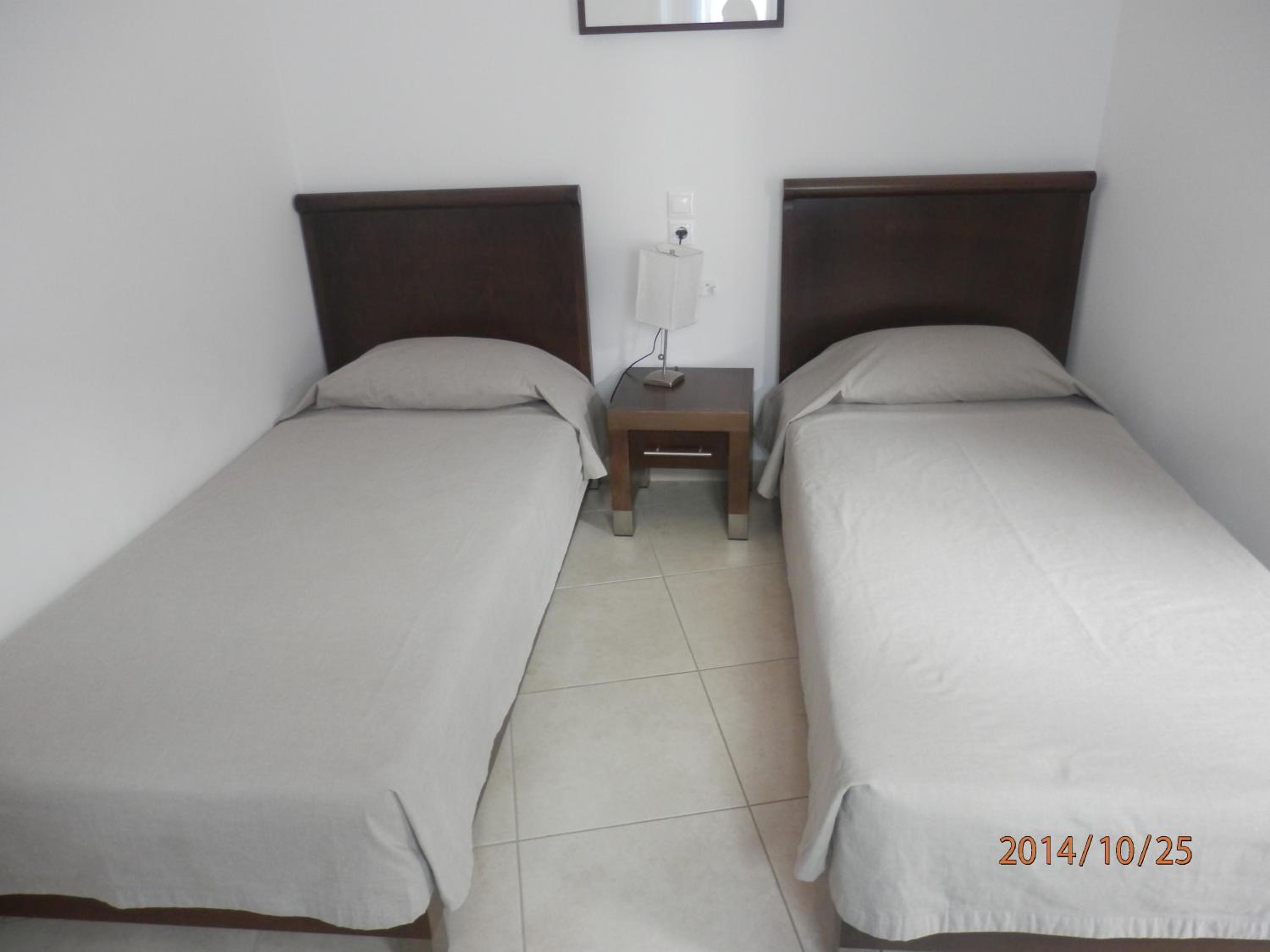 Double or Twin Room with Pool View - Photo 4