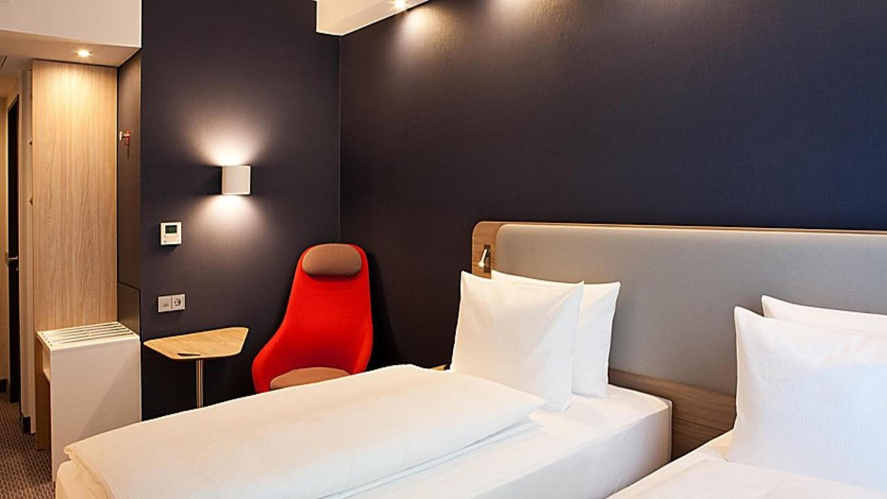 Standard Twin Room - Photo 4