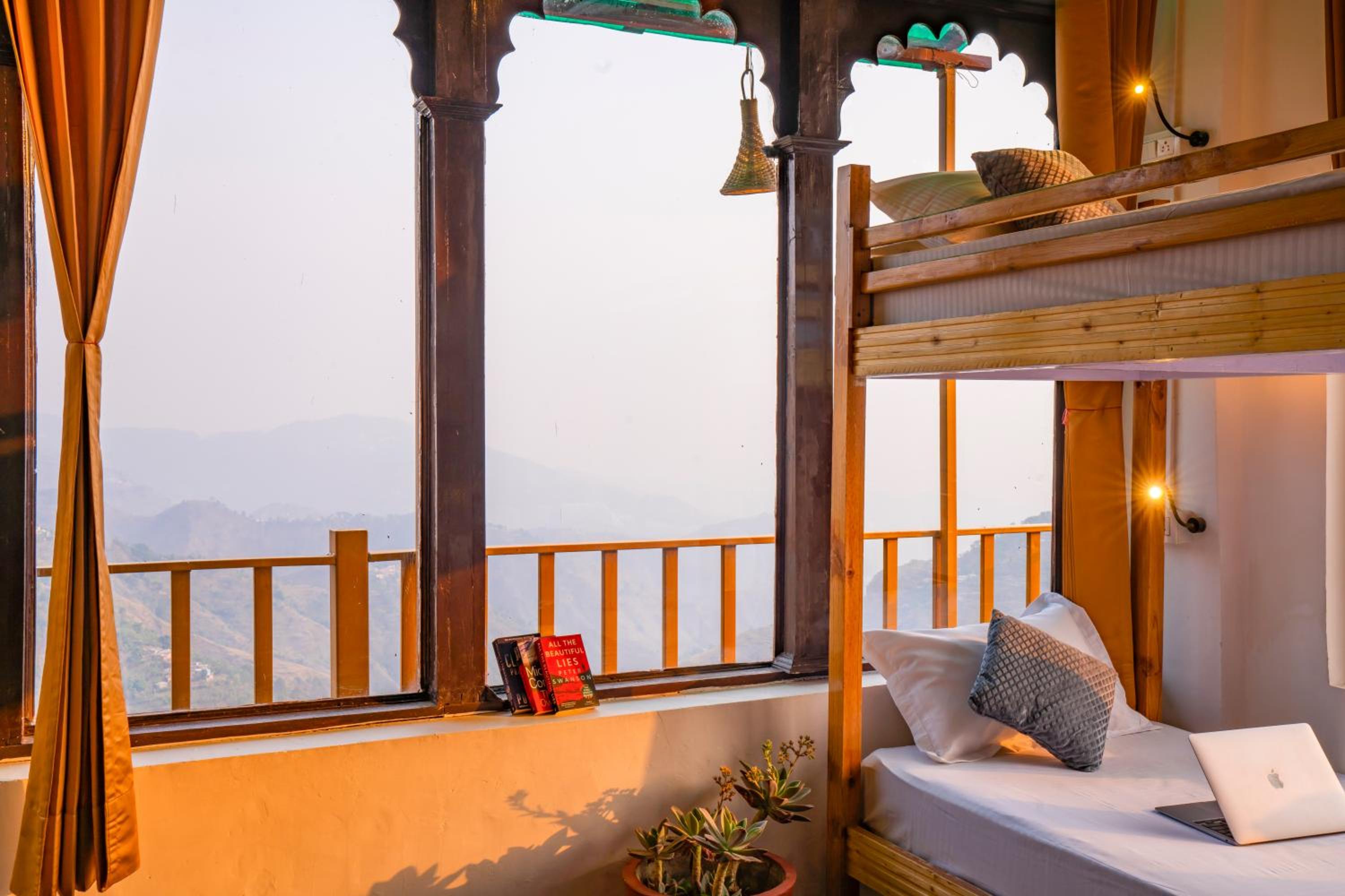 Bed in 8-Bed Mixed Dormitory Room (with balcony) photo 3