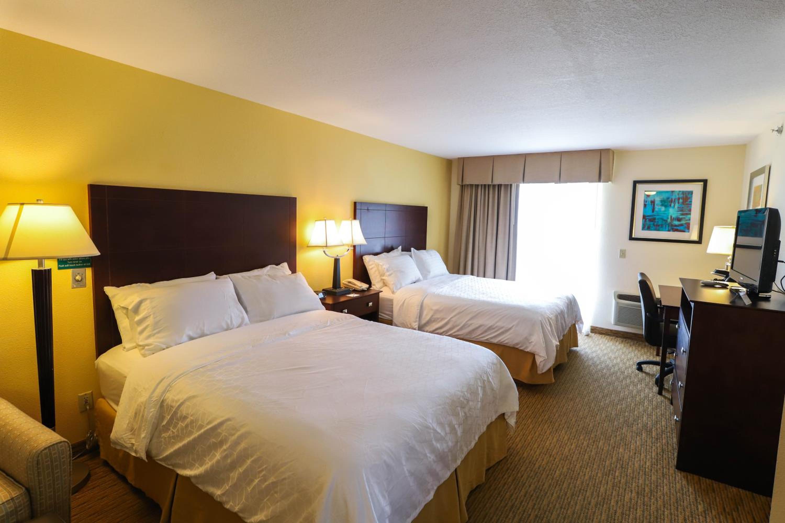 Queen Room with Two Queen Beds and Balcony - Non-Smoking photo 1