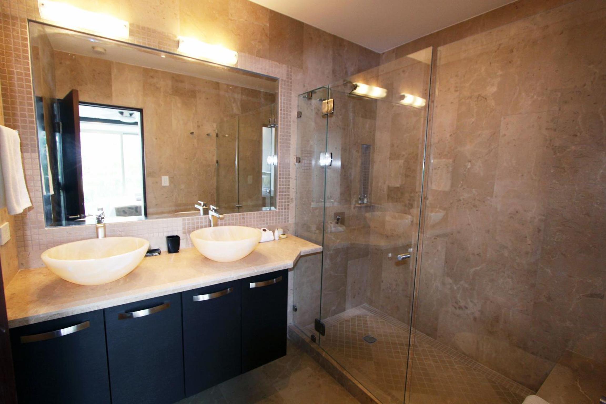 2 Bedroom COMFORT SUITE With Kitchen, Plunge pool, Living room, 2 Masters, 2 Showers, 2 XL balconies photo 2