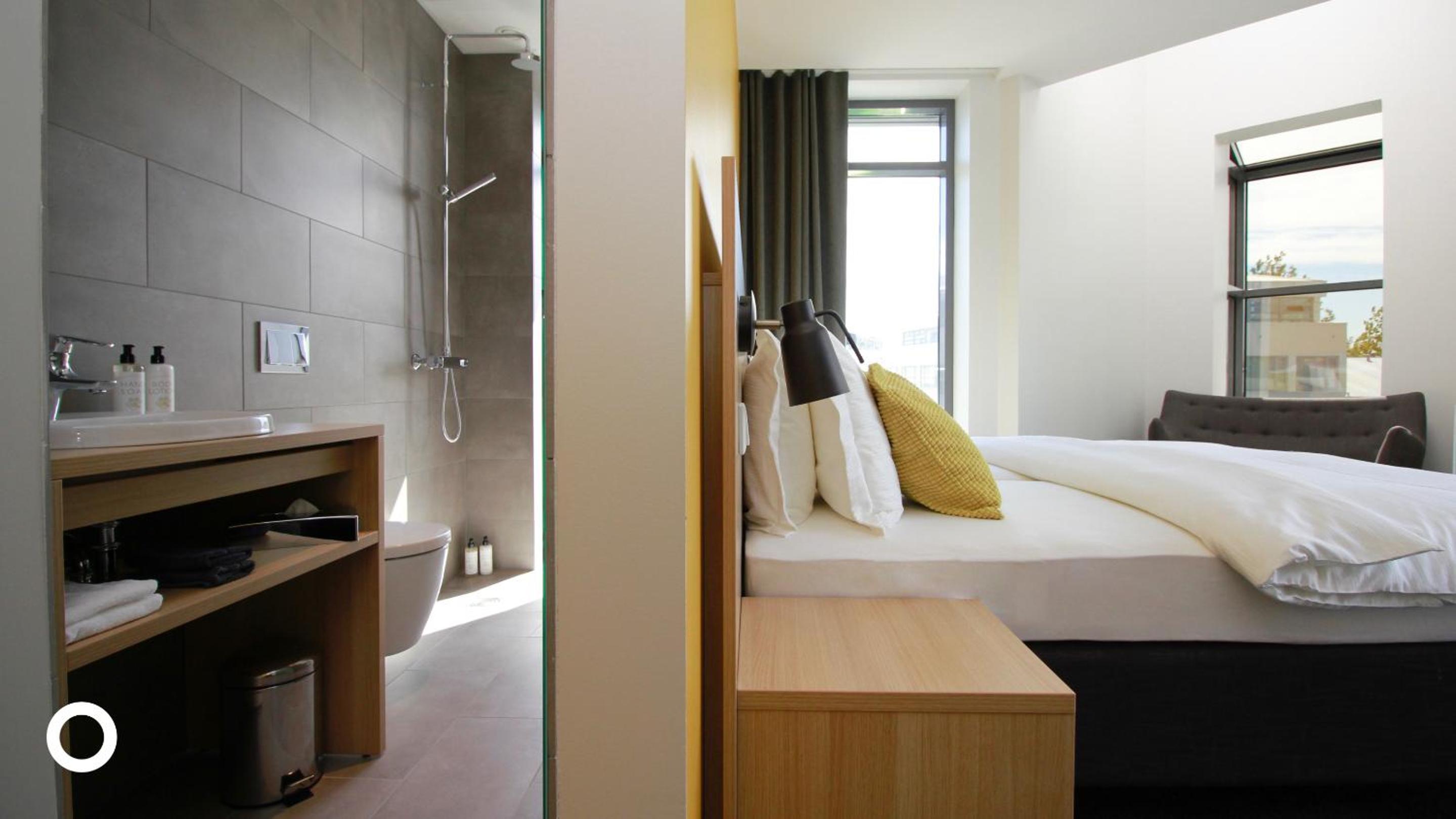 Deluxe Corner Room photo 2