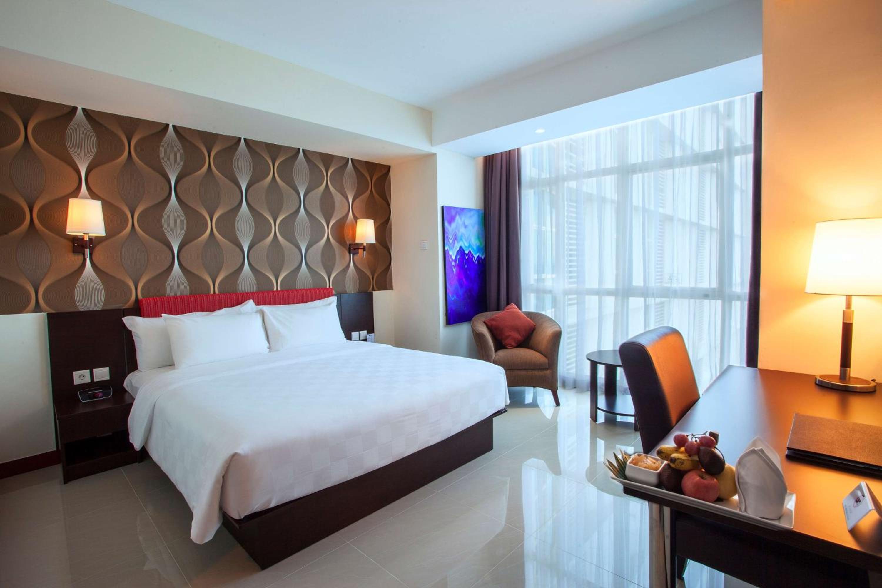 Deluxe Queen Room with City View and Shower - Non-Smoking