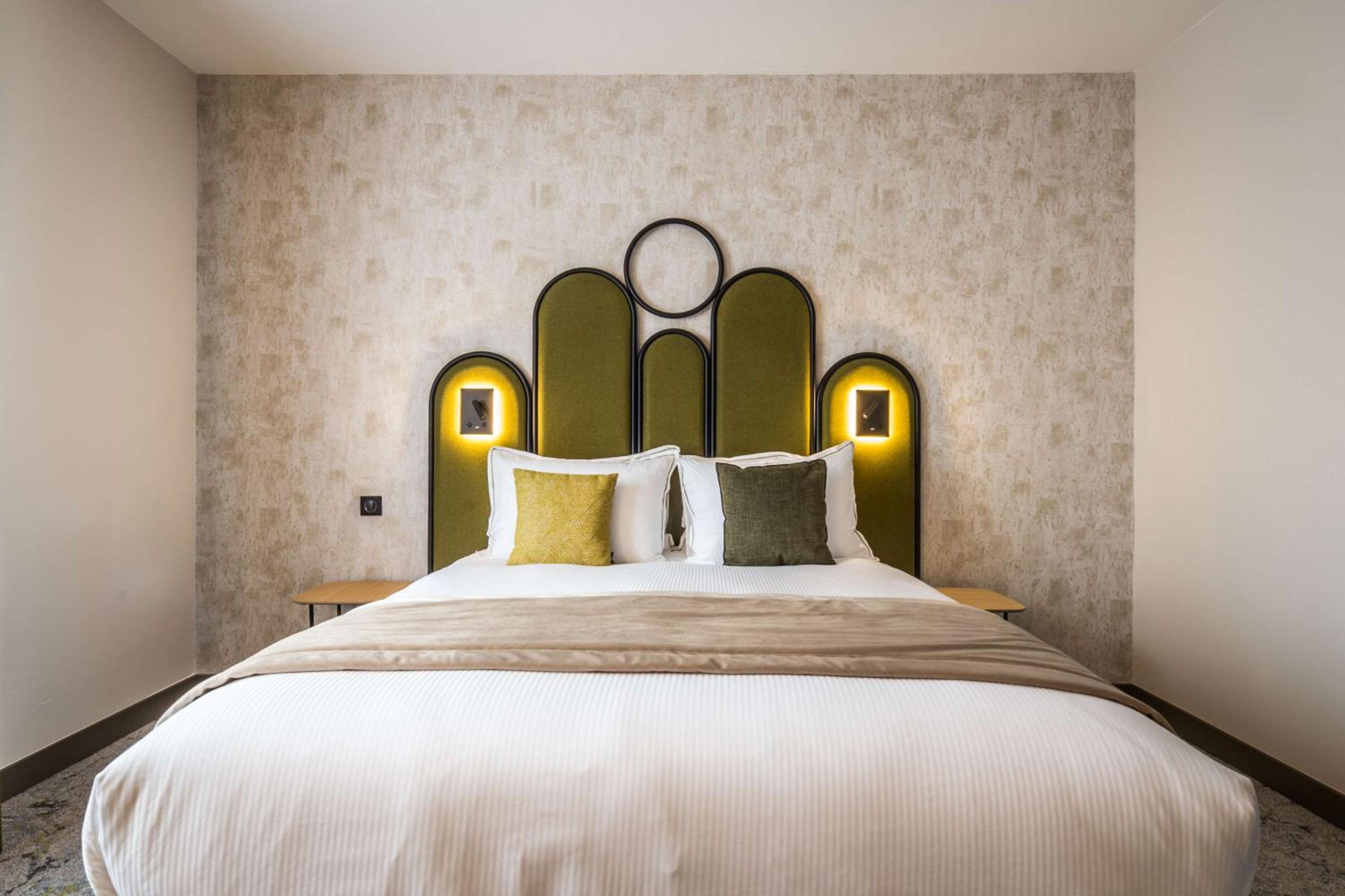 Junior Queen Suite - Photo 16
