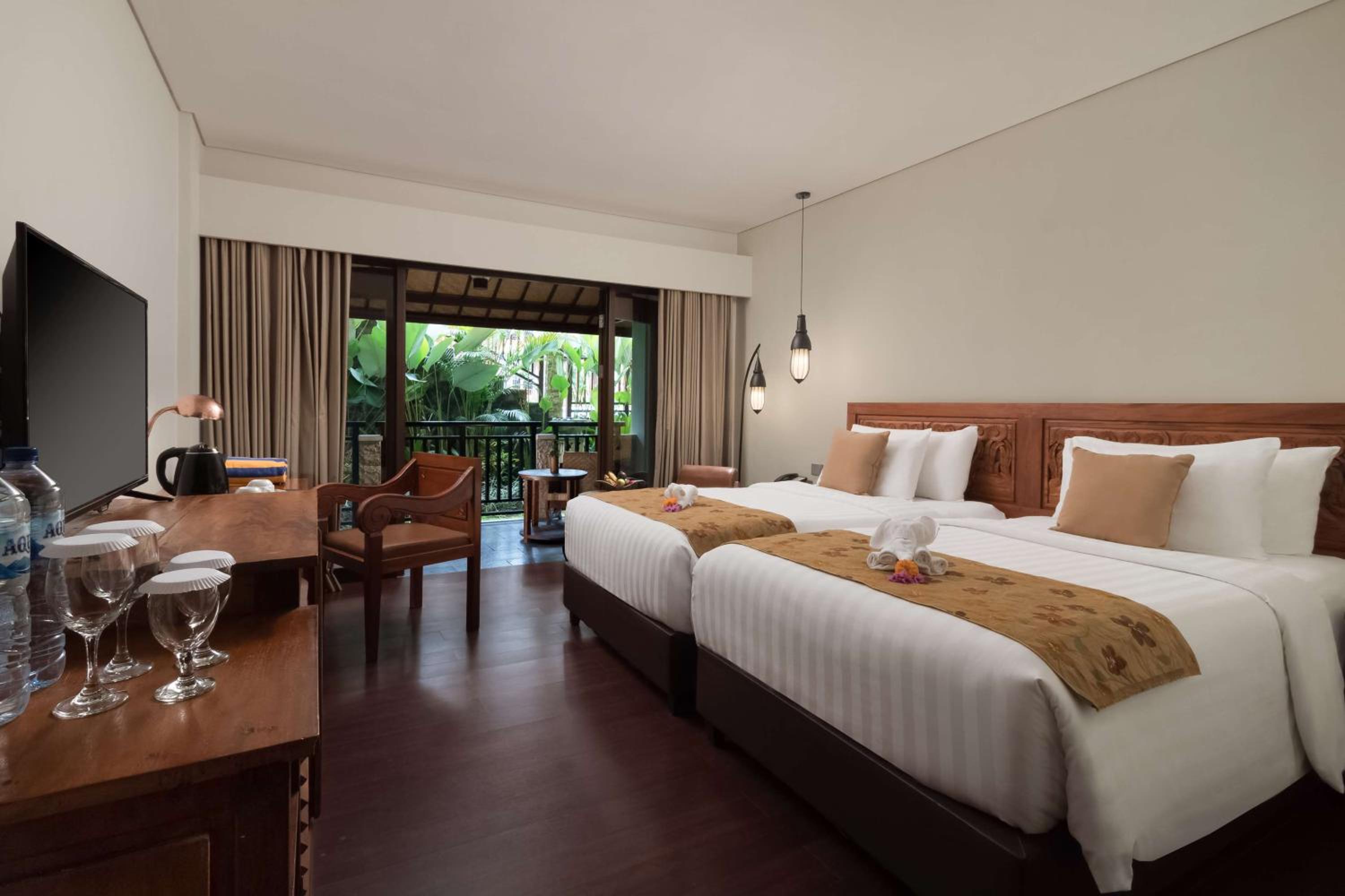 Deluxe Twin Room with Garden View - Non-Smoking thumbnail 5