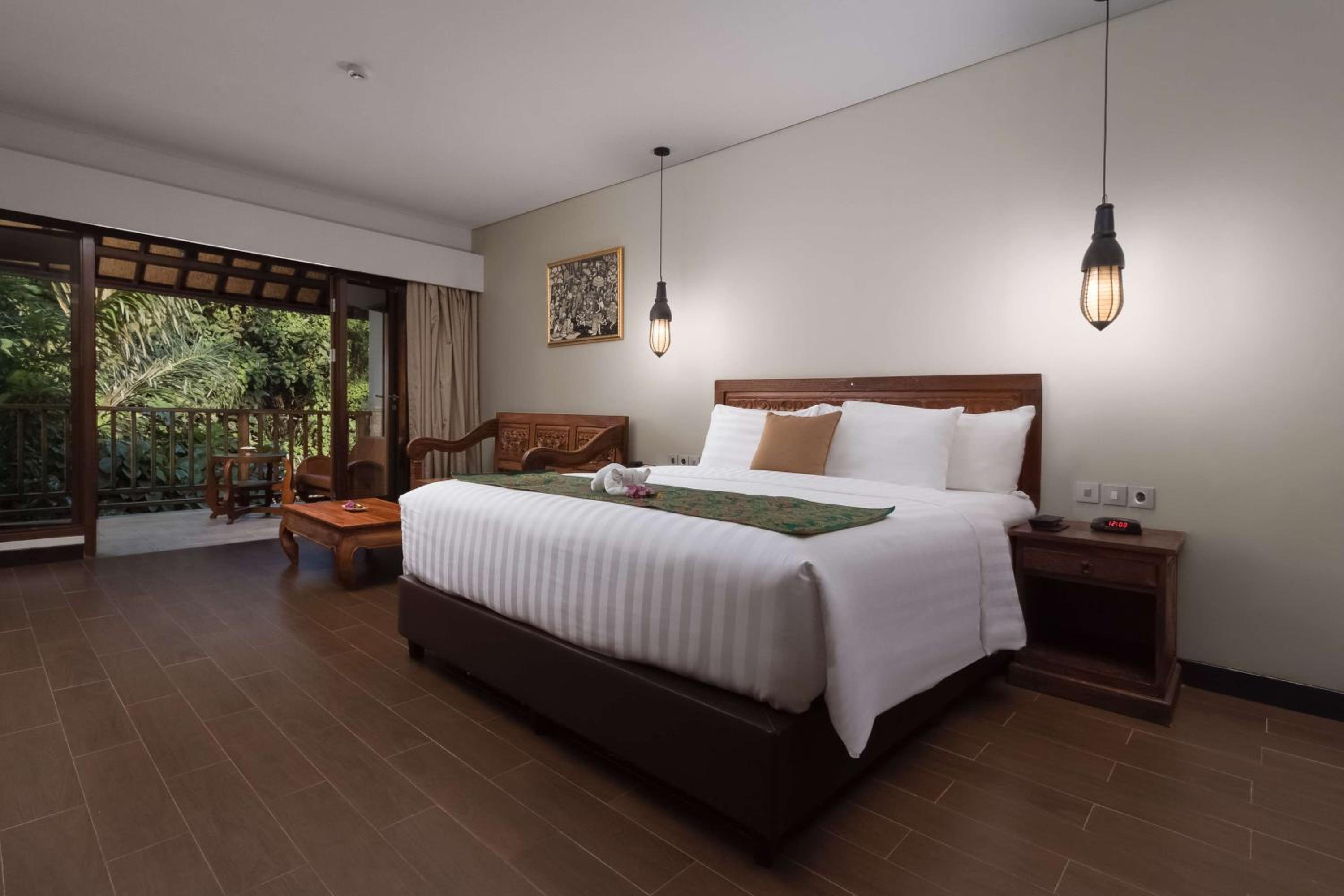 Queen Junior Suite with Living Room and Bath Tub - Non-Smoking