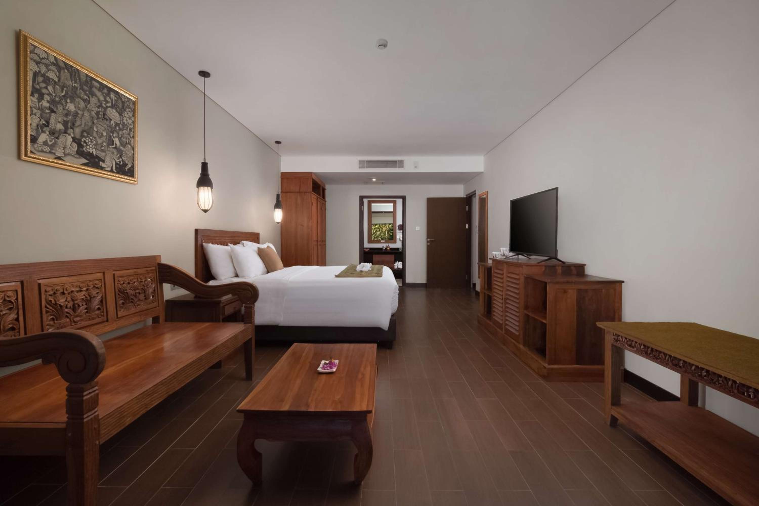 Queen Junior Suite with Living Room and Bath Tub - Non-Smoking