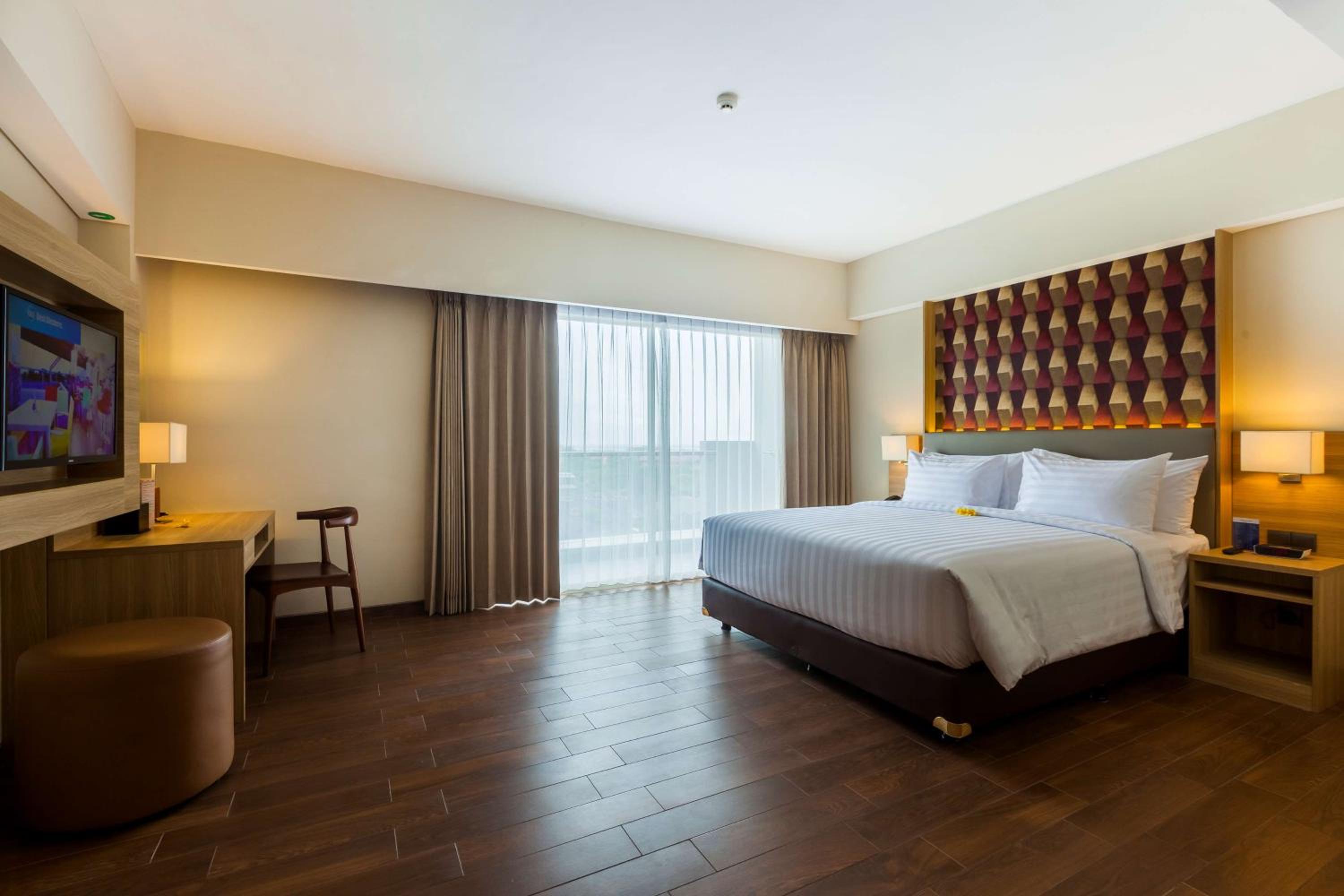 Executive King Suite with Balcony - Non-Smoking photo 1