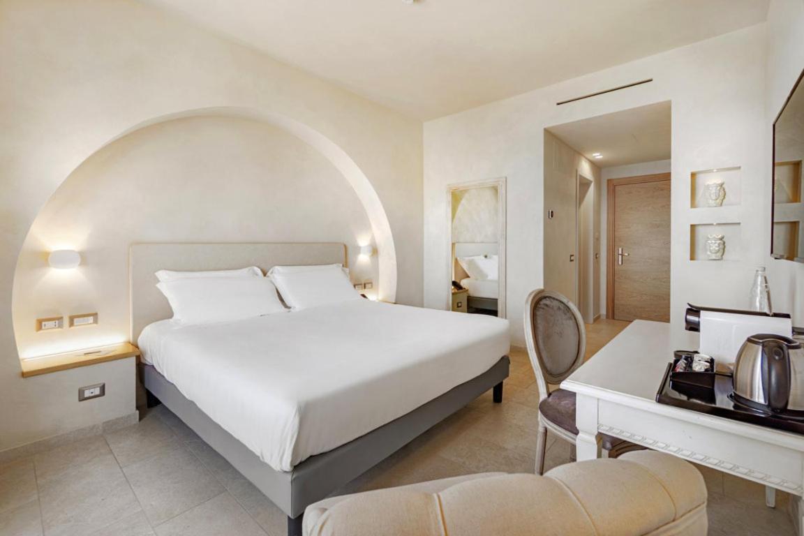 Classic Double or Twin Room with Balcony and Sea View photo 3