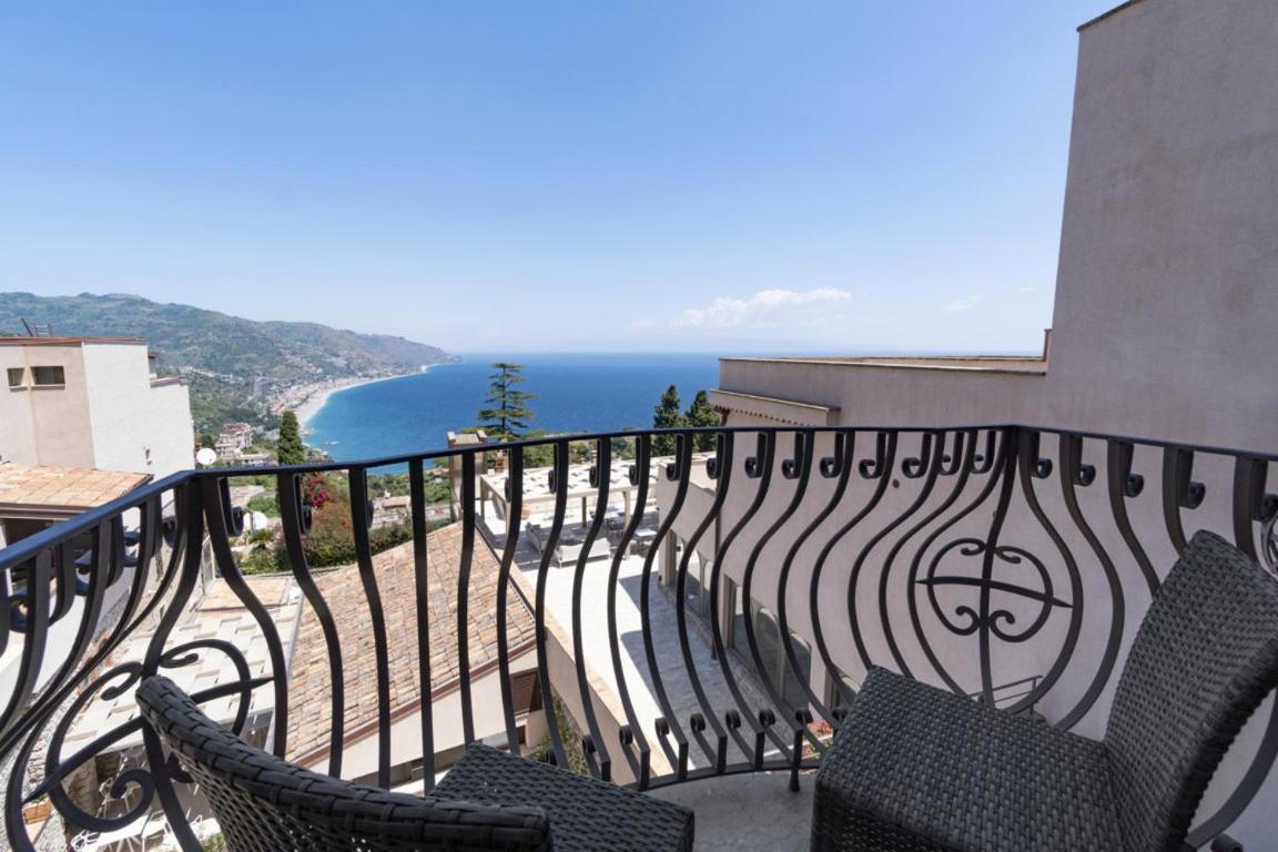 Classic Double or Twin Room with Balcony and Sea View photo 2