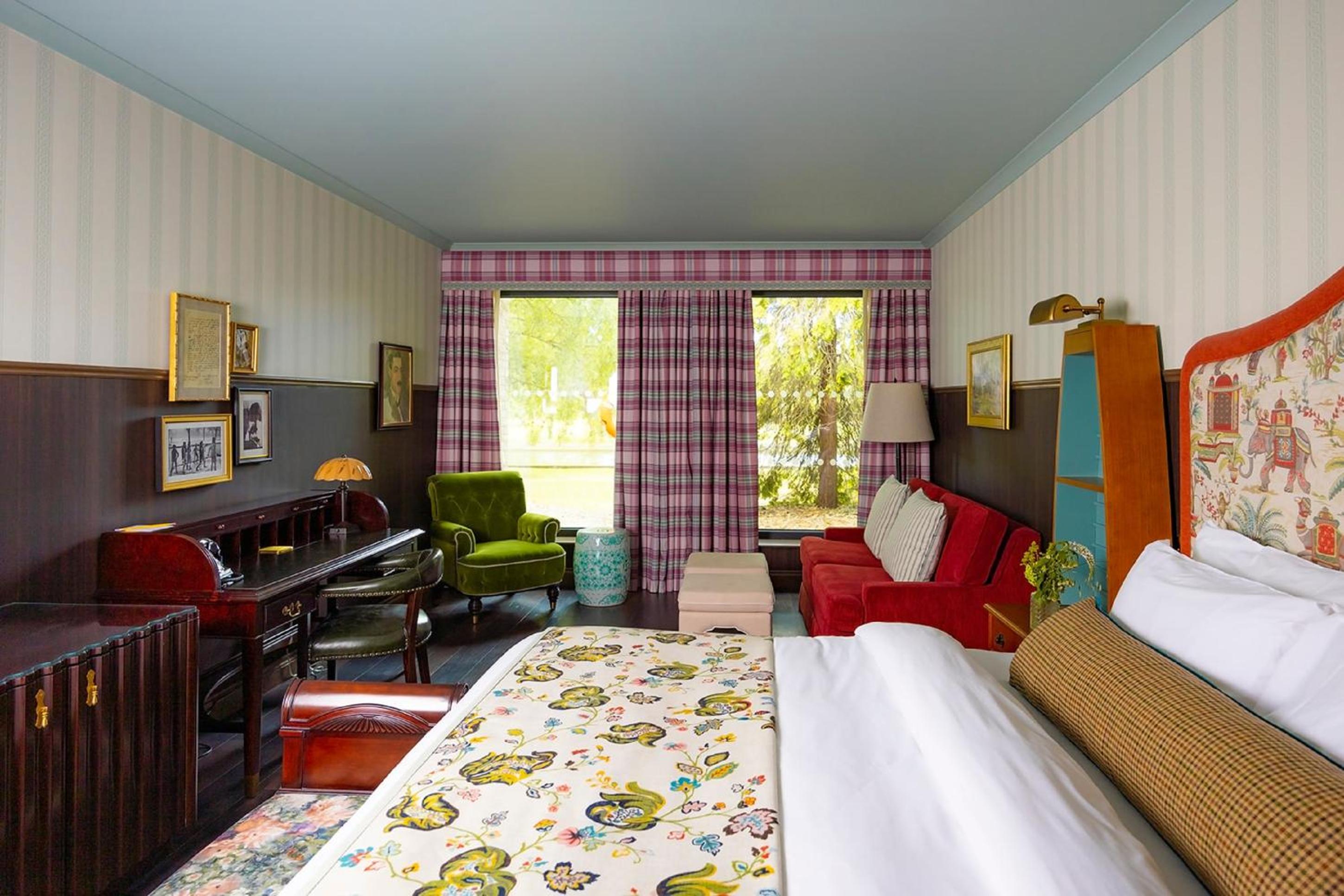 Graduate Premium King Room - Photo 9