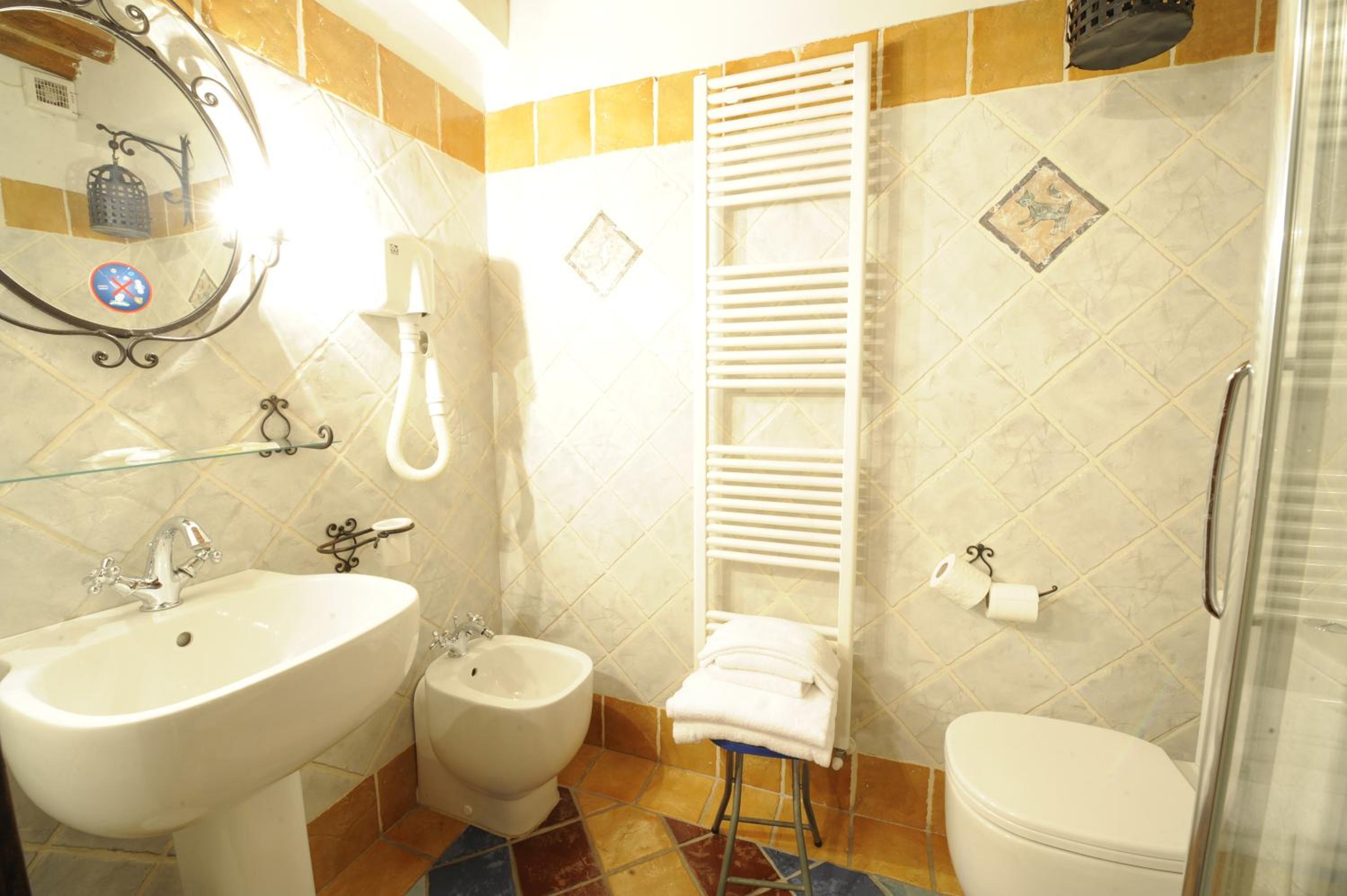 Double Room - Photo 7
