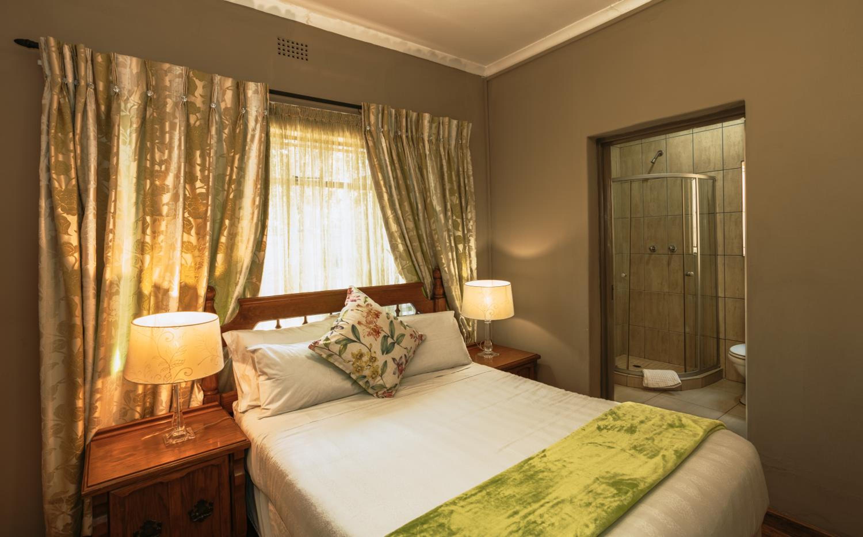 Queen Room photo 1