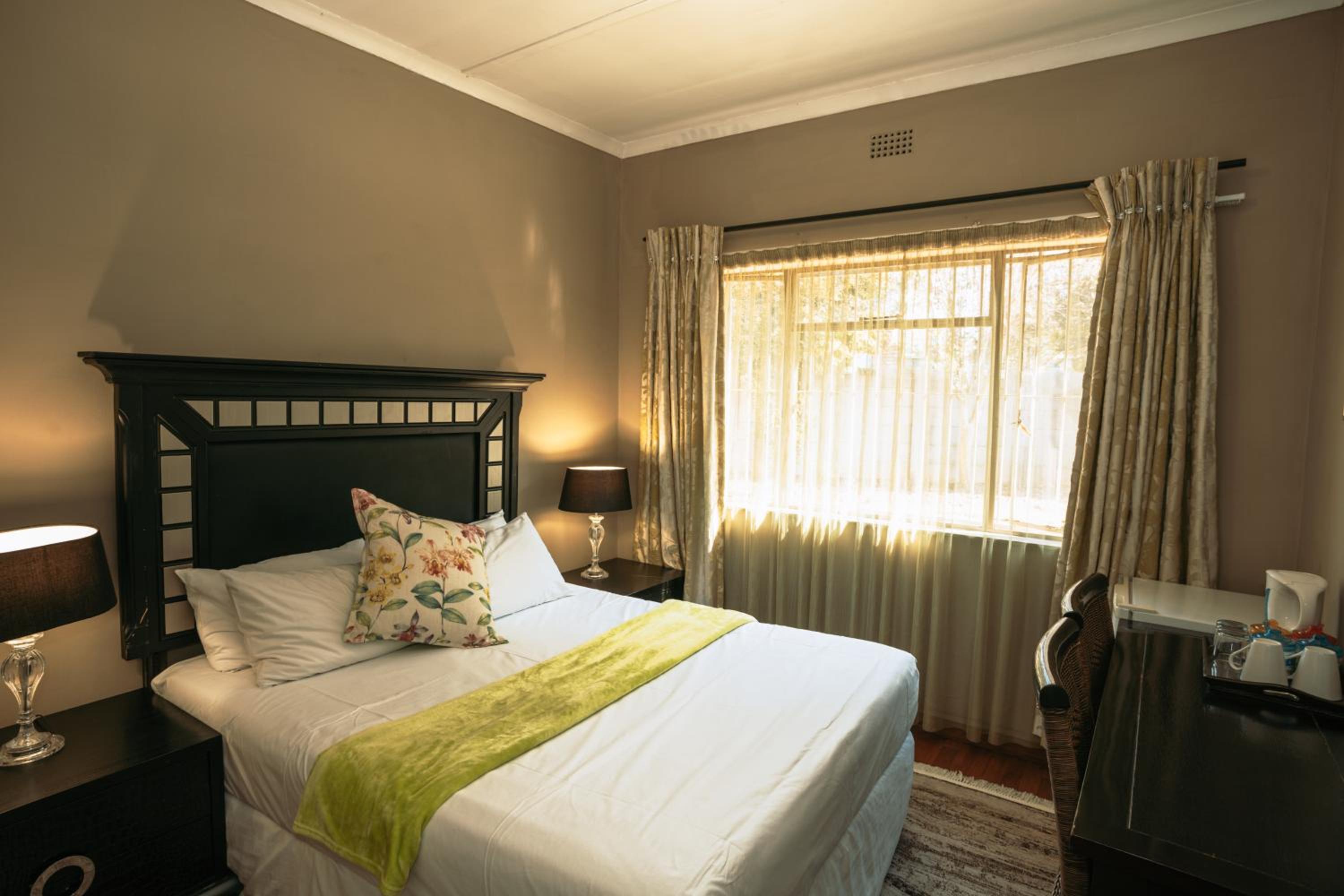 Queen Room photo 2