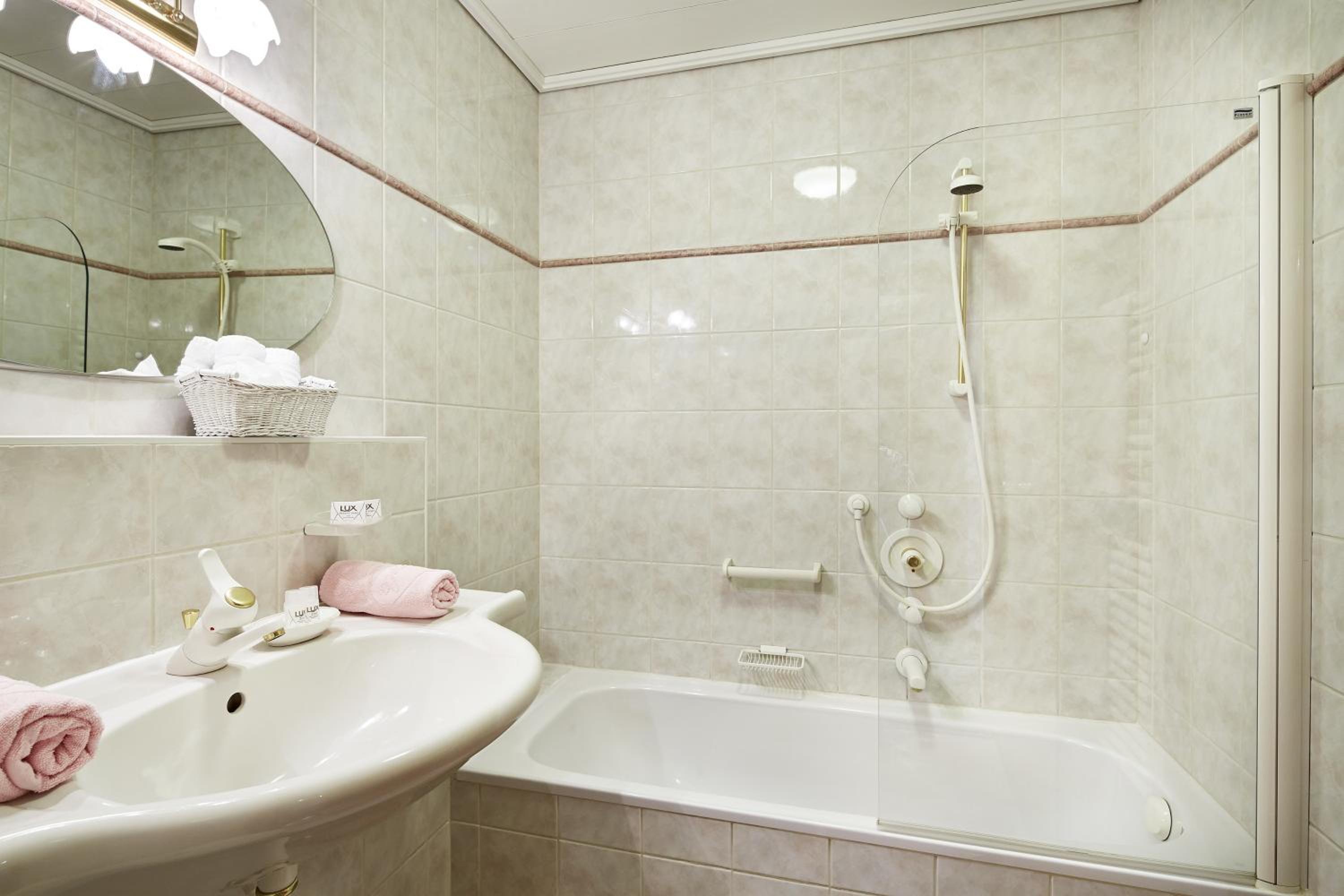 Deluxe Double Room with Balcony - Photo 3